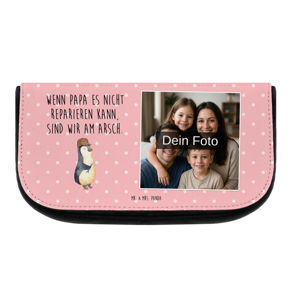 Personalisierte Foto Kosmetiktasche Wenn Papa es nicht reparieren kann, sind wir am Arsch Große Schminktasche Mit Foto, Schminktasche Mit Familienfoto, Vintage Schminktasche Mit Foto, Kosmetiktasche Aus Stoff Mit Foto, Reise-Kosmetiktasche Mit Wunschbild, Schminktäschchen Mit Wunschfoto, Kosmetiktasche Mit Foto Und Wunschtext, Kosmetiktasche Aus Leder Mit Bild, Kosmetiktasche Modern Mit Wunschfoto, Schminktasche Bunt Mit Bild, Schminktasche Nachhaltig Mit Foto, Schminkbeutel Für Jungen Mit Bild, Schminktasche Mit Urlaubsfoto, Kosmetiktasche Mit Foto Und Namen, Kulturbeutel Mit Bild, Make-Up Tasche Mit Bild, Necessaire Mit Foto, Kleine Kosmetiktasche Mit Foto, Kosmetiktasche Selbst Gestalten Mit Foto, Kosmetiktasche Mit Foto, Schminktasche Mit Foto, Kosmetiktasche Mit Eigenem Bild, Personalisierte Kosmetiktasche Mit Foto, Schminkbeutel Mit Foto, Kosmetiktasche Für Herren Mit Wunschfoto, Schminktasche Für Mädchen Mit Foto, Kosmetiktasche Für Kinder Mit Foto, Kosmetiktasche Bedruckt Mit Foto, Beautybag Mit Foto, Kosmetiktasche Mit Wunschfoto, Kosmetiktasche Für Damen Mit Foto, Personalisierte Make-Up Tasche Mit Bild, Schminktasche Mit Haustierfoto, Schminktasche Geschenk Mit Bild, Familie, Vatertag, Muttertag, Bruder, Schwester, Mama, Papa, Oma, Opa, Bester Papa der Welt, Vater, Geschenk Papa