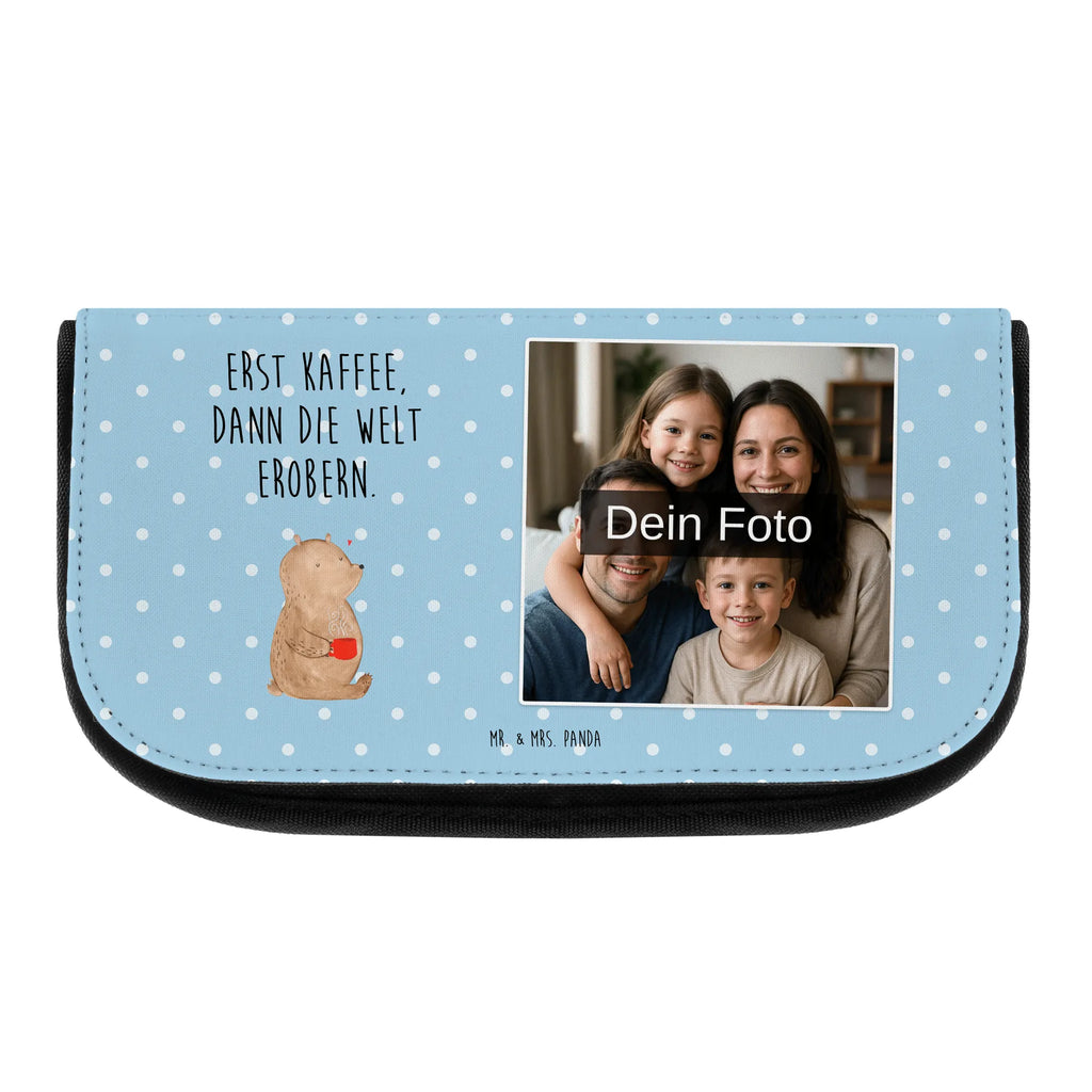 Personalisierte Foto Kosmetiktasche Bär Kaffee Kosmetiktasche Mit Foto, Schminktasche Mit Familienfoto, Schminktasche Mit Urlaubsfoto, Kosmetiktasche Bedruckt Mit Foto, Schminkbeutel Für Jungen Mit Bild, Kosmetiktasche Aus Stoff Mit Foto, Kosmetiktasche Für Herren Mit Wunschfoto, Personalisierte Kosmetiktasche Mit Foto, Schminktasche Mit Foto, Kosmetiktasche Modern Mit Wunschfoto, Kleine Kosmetiktasche Mit Foto, Kosmetiktasche Selbst Gestalten Mit Foto, Kulturbeutel Mit Bild, Kosmetiktasche Für Kinder Mit Foto, Kosmetiktasche Aus Leder Mit Bild, Schminktasche Bunt Mit Bild, Schminktasche Geschenk Mit Bild, Kosmetiktasche Mit Eigenem Bild, Schminktäschchen Mit Wunschfoto, Personalisierte Make-Up Tasche Mit Bild, Kosmetiktasche Mit Foto Und Wunschtext, Schminkbeutel Mit Foto, Reise-Kosmetiktasche Mit Wunschbild, Kosmetiktasche Mit Wunschfoto, Beautybag Mit Foto, Kosmetiktasche Mit Foto Und Namen, Schminktasche Für Mädchen Mit Foto, Kosmetiktasche Für Damen Mit Foto, Schminktasche Mit Haustierfoto, Große Schminktasche Mit Foto, Schminktasche Nachhaltig Mit Foto, Necessaire Mit Foto, Vintage Schminktasche Mit Foto, Make-Up Tasche Mit Bild, Bär, Teddy, Teddybär, Kaffee, guten Morgen, Bären, Welt retten, Morgenroutine, Motivation, Welt erobern, Coffee