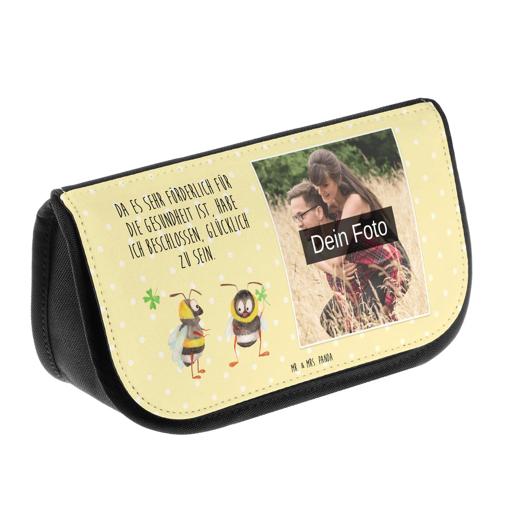 Personalisierte Foto Kosmetiktasche Hummeln Kleeblatt Kosmetiktasche Mit Foto Und Namen, Kosmetiktasche Für Herren Mit Wunschfoto, Schminkbeutel Mit Foto, Schminktasche Für Mädchen Mit Foto, Beautybag Mit Foto, Kosmetiktasche Aus Stoff Mit Foto, Kosmetiktasche Aus Leder Mit Bild, Schminktasche Mit Urlaubsfoto, Kosmetiktasche Modern Mit Wunschfoto, Kosmetiktasche Mit Eigenem Bild, Schminktasche Mit Foto, Kulturbeutel Mit Bild, Personalisierte Make-Up Tasche Mit Bild, Schminkbeutel Für Jungen Mit Bild, Kosmetiktasche Mit Wunschfoto, Kosmetiktasche Für Damen Mit Foto, Reise-Kosmetiktasche Mit Wunschbild, Make-Up Tasche Mit Bild, Schminktasche Bunt Mit Bild, Kosmetiktasche Mit Foto Und Wunschtext, Necessaire Mit Foto, Kosmetiktasche Für Kinder Mit Foto, Schminktasche Nachhaltig Mit Foto, Kleine Kosmetiktasche Mit Foto, Schminktasche Mit Familienfoto, Schminktasche Mit Haustierfoto, Große Schminktasche Mit Foto, Kosmetiktasche Selbst Gestalten Mit Foto, Kosmetiktasche Bedruckt Mit Foto, Kosmetiktasche Mit Foto, Schminktasche Geschenk Mit Bild, Schminktäschchen Mit Wunschfoto, Vintage Schminktasche Mit Foto, Personalisierte Kosmetiktasche Mit Foto, Tiermotive, Gute Laune, lustige Sprüche, Tiere, Spruch positiv, Biene Deko, glücklich sein, Spruch fröhlich, Spruch schön, Biene, glücklich werden, Hummel