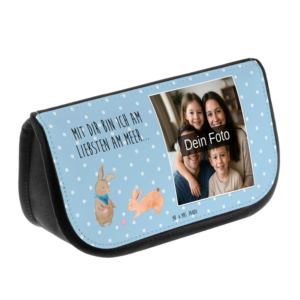 Personalisierte Foto Kosmetiktasche Hasen Muschel Schminkbeutel Mit Foto, Necessaire Mit Foto, Make-Up Tasche Mit Bild, Schminktasche Geschenk Mit Bild, Personalisierte Make-Up Tasche Mit Bild, Kosmetiktasche Mit Foto Und Namen, Kosmetiktasche Aus Leder Mit Bild, Kosmetiktasche Mit Foto Und Wunschtext, Schminktasche Mit Haustierfoto, Schminktasche Mit Foto, Beautybag Mit Foto, Kosmetiktasche Für Herren Mit Wunschfoto, Kosmetiktasche Bedruckt Mit Foto, Kosmetiktasche Mit Wunschfoto, Kosmetiktasche Mit Foto, Kosmetiktasche Für Kinder Mit Foto, Schminktasche Für Mädchen Mit Foto, Kulturbeutel Mit Bild, Kosmetiktasche Selbst Gestalten Mit Foto, Große Schminktasche Mit Foto, Kleine Kosmetiktasche Mit Foto, Kosmetiktasche Mit Eigenem Bild, Personalisierte Kosmetiktasche Mit Foto, Schminkbeutel Für Jungen Mit Bild, Kosmetiktasche Aus Stoff Mit Foto, Reise-Kosmetiktasche Mit Wunschbild, Kosmetiktasche Modern Mit Wunschfoto, Kosmetiktasche Für Damen Mit Foto, Schminktäschchen Mit Wunschfoto, Schminktasche Nachhaltig Mit Foto, Schminktasche Mit Urlaubsfoto, Vintage Schminktasche Mit Foto, Schminktasche Bunt Mit Bild, Schminktasche Mit Familienfoto, Familie, Vatertag, Muttertag, Bruder, Schwester, Mama, Papa, Oma, Opa, Hasen, BFF, Meer, beste Freundin, Freundin, Freundinnen, Muscheln sammeln, Muscheln, best friends