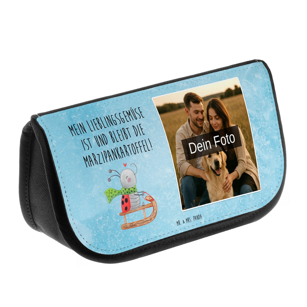 Personalisierte Foto Kosmetiktasche Smörle Rodeln Schminktasche Mit Urlaubsfoto, Kosmetiktasche Bedruckt Mit Foto, Kosmetiktasche Für Kinder Mit Foto, Kosmetiktasche Selbst Gestalten Mit Foto, Necessaire Mit Foto, Kosmetiktasche Für Herren Mit Wunschfoto, Schminktasche Nachhaltig Mit Foto, Schminktasche Mit Familienfoto, Kleine Kosmetiktasche Mit Foto, Schminktäschchen Mit Wunschfoto, Kosmetiktasche Mit Foto Und Namen, Kosmetiktasche Modern Mit Wunschfoto, Reise-Kosmetiktasche Mit Wunschbild, Schminktasche Geschenk Mit Bild, Vintage Schminktasche Mit Foto, Schminktasche Mit Haustierfoto, Schminktasche Mit Foto, Kosmetiktasche Mit Foto Und Wunschtext, Schminktasche Für Mädchen Mit Foto, Kosmetiktasche Für Damen Mit Foto, Beautybag Mit Foto, Make-Up Tasche Mit Bild, Schminktasche Bunt Mit Bild, Personalisierte Kosmetiktasche Mit Foto, Schminkbeutel Für Jungen Mit Bild, Kosmetiktasche Mit Wunschfoto, Kulturbeutel Mit Bild, Kosmetiktasche Mit Eigenem Bild, Personalisierte Make-Up Tasche Mit Bild, Kosmetiktasche Aus Leder Mit Bild, Schminkbeutel Mit Foto, Große Schminktasche Mit Foto, Kosmetiktasche Aus Stoff Mit Foto, Kosmetiktasche Mit Foto, Winter, Weihnachten, Weihnachtsdeko, Nikolaus, Advent, Heiligabend, Wintermotiv, Marzipan, Smörle, Schlittenfahren