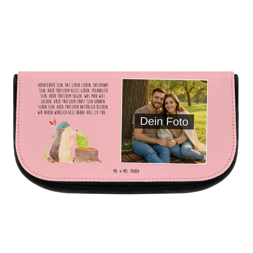 Personalisierte Foto Kosmetiktasche Igel Federschmuck Kosmetiktasche Aus Stoff Mit Foto, Schminktäschchen Mit Wunschfoto, Kosmetiktasche Für Kinder Mit Foto, Schminktasche Geschenk Mit Bild, Kosmetiktasche Für Damen Mit Foto, Schminktasche Für Mädchen Mit Foto, Beautybag Mit Foto, Kosmetiktasche Mit Foto Und Wunschtext, Schminktasche Nachhaltig Mit Foto, Kleine Kosmetiktasche Mit Foto, Personalisierte Make-Up Tasche Mit Bild, Kosmetiktasche Mit Foto, Schminkbeutel Für Jungen Mit Bild, Vintage Schminktasche Mit Foto, Kulturbeutel Mit Bild, Kosmetiktasche Für Herren Mit Wunschfoto, Schminktasche Mit Foto, Kosmetiktasche Modern Mit Wunschfoto, Kosmetiktasche Mit Foto Und Namen, Personalisierte Kosmetiktasche Mit Foto, Kosmetiktasche Bedruckt Mit Foto, Schminktasche Bunt Mit Bild, Schminktasche Mit Familienfoto, Reise-Kosmetiktasche Mit Wunschbild, Make-Up Tasche Mit Bild, Schminkbeutel Mit Foto, Kosmetiktasche Selbst Gestalten Mit Foto, Kosmetiktasche Mit Eigenem Bild, Große Schminktasche Mit Foto, Kosmetiktasche Mit Wunschfoto, Schminktasche Mit Urlaubsfoto, Schminktasche Mit Haustierfoto, Kosmetiktasche Aus Leder Mit Bild, Necessaire Mit Foto, Waldtiere, Tiere, Igel, Abenteuer, Camping, Lagerfeuer, Indianer