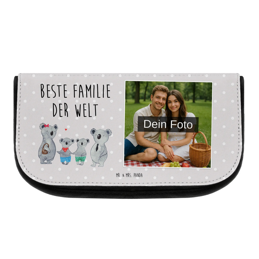 Personalisierte Foto Kosmetiktasche Koala Familie zwei Schminktasche Mit Foto, Kosmetiktasche Für Herren Mit Wunschfoto, Große Schminktasche Mit Foto, Kosmetiktasche Für Damen Mit Foto, Kosmetiktasche Mit Eigenem Bild, Schminktasche Geschenk Mit Bild, Vintage Schminktasche Mit Foto, Kosmetiktasche Mit Foto Und Wunschtext, Schminktasche Mit Familienfoto, Kosmetiktasche Für Kinder Mit Foto, Kosmetiktasche Modern Mit Wunschfoto, Schminkbeutel Für Jungen Mit Bild, Schminktasche Mit Haustierfoto, Schminktäschchen Mit Wunschfoto, Kosmetiktasche Bedruckt Mit Foto, Kosmetiktasche Mit Wunschfoto, Schminkbeutel Mit Foto, Schminktasche Mit Urlaubsfoto, Kosmetiktasche Aus Stoff Mit Foto, Personalisierte Make-Up Tasche Mit Bild, Kosmetiktasche Aus Leder Mit Bild, Kulturbeutel Mit Bild, Schminktasche Nachhaltig Mit Foto, Necessaire Mit Foto, Kosmetiktasche Mit Foto Und Namen, Personalisierte Kosmetiktasche Mit Foto, Kosmetiktasche Mit Foto, Make-Up Tasche Mit Bild, Kleine Kosmetiktasche Mit Foto, Beautybag Mit Foto, Reise-Kosmetiktasche Mit Wunschbild, Kosmetiktasche Selbst Gestalten Mit Foto, Schminktasche Für Mädchen Mit Foto, Schminktasche Bunt Mit Bild, Familie, Vatertag, Muttertag, Bruder, Schwester, Mama, Papa, Oma, Opa, Familienleben, Koala, Lieblingsfamilie, Koalabär, beste Familie, Familienzeit, Koalafamilie