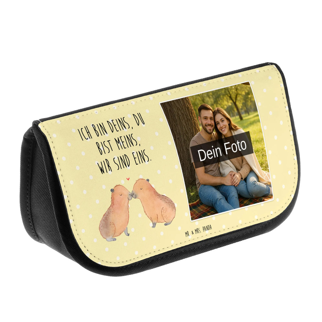 Personalisierte Foto Kosmetiktasche Capybara Liebe Schminkbeutel Mit Foto, Schminktasche Nachhaltig Mit Foto, Personalisierte Make-Up Tasche Mit Bild, Schminkbeutel Für Jungen Mit Bild, Necessaire Mit Foto, Kosmetiktasche Für Damen Mit Foto, Kosmetiktasche Aus Stoff Mit Foto, Kosmetiktasche Mit Foto, Schminktäschchen Mit Wunschfoto, Reise-Kosmetiktasche Mit Wunschbild, Kleine Kosmetiktasche Mit Foto, Schminktasche Mit Urlaubsfoto, Kosmetiktasche Aus Leder Mit Bild, Große Schminktasche Mit Foto, Kosmetiktasche Bedruckt Mit Foto, Schminktasche Mit Familienfoto, Kosmetiktasche Mit Foto Und Namen, Schminktasche Bunt Mit Bild, Schminktasche Geschenk Mit Bild, Schminktasche Für Mädchen Mit Foto, Beautybag Mit Foto, Kosmetiktasche Modern Mit Wunschfoto, Vintage Schminktasche Mit Foto, Kosmetiktasche Selbst Gestalten Mit Foto, Personalisierte Kosmetiktasche Mit Foto, Schminktasche Mit Foto, Kosmetiktasche Für Herren Mit Wunschfoto, Kulturbeutel Mit Bild, Kosmetiktasche Für Kinder Mit Foto, Make-Up Tasche Mit Bild, Schminktasche Mit Haustierfoto, Kosmetiktasche Mit Foto Und Wunschtext, Kosmetiktasche Mit Eigenem Bild, Kosmetiktasche Mit Wunschfoto, Tiermotive, Gute Laune, lustige Sprüche, Tiere, Herzlich, Romantisches Geschenk, Tierliebe, Liebesbeweis, Du bist meins, Kuschel Capybaras, Partnertiere, Paar, Valentinstag, Ich bin deins, Capybara, Liebesspruch, Beziehung, Jahrestag, Geschenkidee, Ehejubiläum, Verschmolzen, Handgezeichnet, verliebt, Liebe