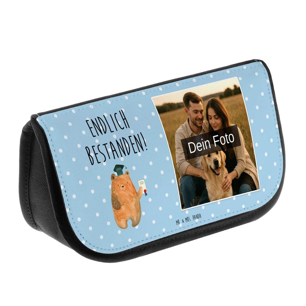 Personalisierte Foto Kosmetiktasche Bär Prüfung Make-Up Tasche Mit Bild, Beautybag Mit Foto, Schminktäschchen Mit Wunschfoto, Personalisierte Make-Up Tasche Mit Bild, Schminktasche Geschenk Mit Bild, Große Schminktasche Mit Foto, Kleine Kosmetiktasche Mit Foto, Schminkbeutel Für Jungen Mit Bild, Kulturbeutel Mit Bild, Kosmetiktasche Bedruckt Mit Foto, Personalisierte Kosmetiktasche Mit Foto, Kosmetiktasche Für Kinder Mit Foto, Kosmetiktasche Für Damen Mit Foto, Schminktasche Mit Haustierfoto, Schminktasche Mit Urlaubsfoto, Schminktasche Nachhaltig Mit Foto, Schminktasche Mit Familienfoto, Vintage Schminktasche Mit Foto, Necessaire Mit Foto, Kosmetiktasche Mit Eigenem Bild, Schminktasche Für Mädchen Mit Foto, Kosmetiktasche Aus Stoff Mit Foto, Schminkbeutel Mit Foto, Kosmetiktasche Modern Mit Wunschfoto, Kosmetiktasche Mit Wunschfoto, Schminktasche Bunt Mit Bild, Kosmetiktasche Mit Foto, Kosmetiktasche Selbst Gestalten Mit Foto, Schminktasche Mit Foto, Kosmetiktasche Mit Foto Und Wunschtext, Kosmetiktasche Für Herren Mit Wunschfoto, Reise-Kosmetiktasche Mit Wunschbild, Kosmetiktasche Mit Foto Und Namen, Kosmetiktasche Aus Leder Mit Bild, Bär, Teddy, Teddybär, Prüfungen, Abitur, Abschluss, Abschlusszeugnis, Prüfung bestanden, Zeugnis