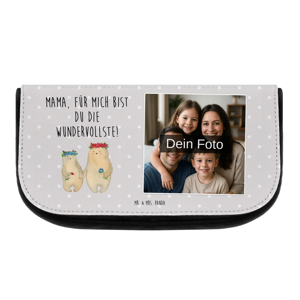 Personalisierte Foto Kosmetiktasche Bären mit Blumenkranz Vintage Schminktasche Mit Foto, Kosmetiktasche Für Herren Mit Wunschfoto, Kosmetiktasche Mit Wunschfoto, Personalisierte Make-Up Tasche Mit Bild, Schminktasche Mit Haustierfoto, Große Schminktasche Mit Foto, Schminkbeutel Für Jungen Mit Bild, Kosmetiktasche Bedruckt Mit Foto, Schminktasche Bunt Mit Bild, Schminkbeutel Mit Foto, Necessaire Mit Foto, Schminktasche Mit Foto, Kosmetiktasche Mit Foto, Personalisierte Kosmetiktasche Mit Foto, Kosmetiktasche Mit Foto Und Namen, Schminktasche Geschenk Mit Bild, Beautybag Mit Foto, Kosmetiktasche Mit Eigenem Bild, Kosmetiktasche Selbst Gestalten Mit Foto, Schminktasche Mit Familienfoto, Kosmetiktasche Für Kinder Mit Foto, Kosmetiktasche Mit Foto Und Wunschtext, Kosmetiktasche Aus Stoff Mit Foto, Kleine Kosmetiktasche Mit Foto, Schminktasche Für Mädchen Mit Foto, Reise-Kosmetiktasche Mit Wunschbild, Kosmetiktasche Für Damen Mit Foto, Make-Up Tasche Mit Bild, Schminktäschchen Mit Wunschfoto, Kosmetiktasche Modern Mit Wunschfoto, Kosmetiktasche Aus Leder Mit Bild, Schminktasche Nachhaltig Mit Foto, Schminktasche Mit Urlaubsfoto, Kulturbeutel Mit Bild, Familie, Vatertag, Muttertag, Bruder, Schwester, Mama, Papa, Oma, Opa, Tochter, Bär, Bären, Lieblingsmensch, Kinder, Mami, beste Mutter, Geschenk Mama. Muttertag, Lieblingsmama, Family, Mutter, Töchter, Kind, Vorbild, weltbeste Mama, Mutti