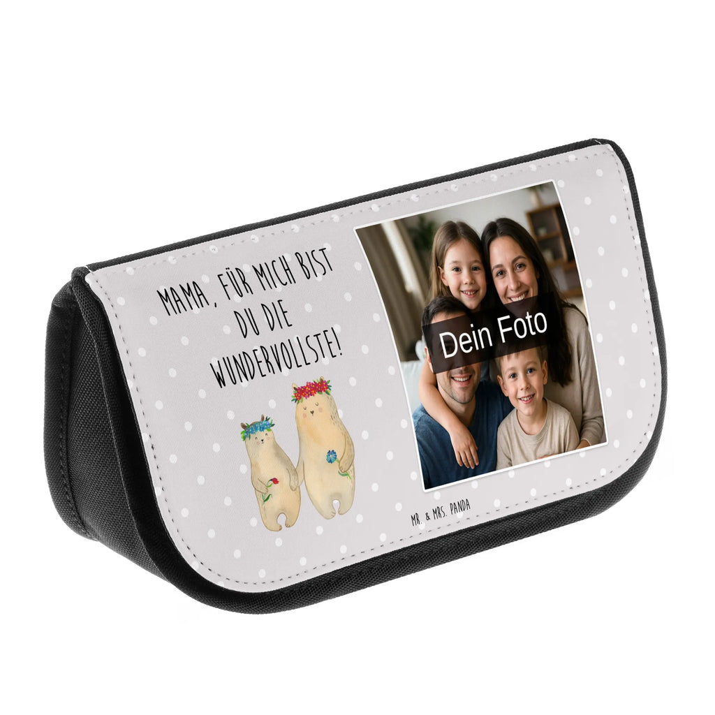 Personalisierte Foto Kosmetiktasche Bären mit Blumenkranz Vintage Schminktasche Mit Foto, Kosmetiktasche Für Herren Mit Wunschfoto, Kosmetiktasche Mit Wunschfoto, Personalisierte Make-Up Tasche Mit Bild, Schminktasche Mit Haustierfoto, Große Schminktasche Mit Foto, Schminkbeutel Für Jungen Mit Bild, Kosmetiktasche Bedruckt Mit Foto, Schminktasche Bunt Mit Bild, Schminkbeutel Mit Foto, Necessaire Mit Foto, Schminktasche Mit Foto, Kosmetiktasche Mit Foto, Personalisierte Kosmetiktasche Mit Foto, Kosmetiktasche Mit Foto Und Namen, Schminktasche Geschenk Mit Bild, Beautybag Mit Foto, Kosmetiktasche Mit Eigenem Bild, Kosmetiktasche Selbst Gestalten Mit Foto, Schminktasche Mit Familienfoto, Kosmetiktasche Für Kinder Mit Foto, Kosmetiktasche Mit Foto Und Wunschtext, Kosmetiktasche Aus Stoff Mit Foto, Kleine Kosmetiktasche Mit Foto, Schminktasche Für Mädchen Mit Foto, Reise-Kosmetiktasche Mit Wunschbild, Kosmetiktasche Für Damen Mit Foto, Make-Up Tasche Mit Bild, Schminktäschchen Mit Wunschfoto, Kosmetiktasche Modern Mit Wunschfoto, Kosmetiktasche Aus Leder Mit Bild, Schminktasche Nachhaltig Mit Foto, Schminktasche Mit Urlaubsfoto, Kulturbeutel Mit Bild, Familie, Vatertag, Muttertag, Bruder, Schwester, Mama, Papa, Oma, Opa, Tochter, Bär, Bären, Lieblingsmensch, Kinder, Mami, beste Mutter, Geschenk Mama. Muttertag, Lieblingsmama, Family, Mutter, Töchter, Kind, Vorbild, weltbeste Mama, Mutti