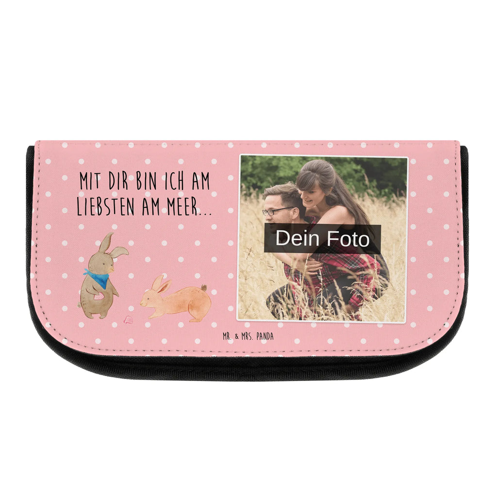 Personalisierte Foto Kosmetiktasche Hasen Muschel Schminkbeutel Mit Foto, Necessaire Mit Foto, Make-Up Tasche Mit Bild, Schminktasche Geschenk Mit Bild, Personalisierte Make-Up Tasche Mit Bild, Kosmetiktasche Mit Foto Und Namen, Kosmetiktasche Aus Leder Mit Bild, Kosmetiktasche Mit Foto Und Wunschtext, Schminktasche Mit Haustierfoto, Schminktasche Mit Foto, Beautybag Mit Foto, Kosmetiktasche Für Herren Mit Wunschfoto, Kosmetiktasche Bedruckt Mit Foto, Kosmetiktasche Mit Wunschfoto, Kosmetiktasche Mit Foto, Kosmetiktasche Für Kinder Mit Foto, Schminktasche Für Mädchen Mit Foto, Kulturbeutel Mit Bild, Kosmetiktasche Selbst Gestalten Mit Foto, Große Schminktasche Mit Foto, Kleine Kosmetiktasche Mit Foto, Kosmetiktasche Mit Eigenem Bild, Personalisierte Kosmetiktasche Mit Foto, Schminkbeutel Für Jungen Mit Bild, Kosmetiktasche Aus Stoff Mit Foto, Reise-Kosmetiktasche Mit Wunschbild, Kosmetiktasche Modern Mit Wunschfoto, Kosmetiktasche Für Damen Mit Foto, Schminktäschchen Mit Wunschfoto, Schminktasche Nachhaltig Mit Foto, Schminktasche Mit Urlaubsfoto, Vintage Schminktasche Mit Foto, Schminktasche Bunt Mit Bild, Schminktasche Mit Familienfoto, Familie, Vatertag, Muttertag, Bruder, Schwester, Mama, Papa, Oma, Opa, Hasen, BFF, Meer, beste Freundin, Freundin, Freundinnen, Muscheln sammeln, Muscheln, best friends