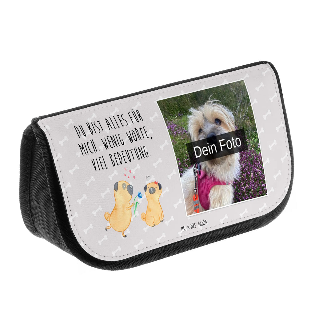 Personalisierte Foto Kosmetiktasche Mops Verliebt Personalisierte Make-Up Tasche Mit Bild, Schminktasche Bunt Mit Bild, Kosmetiktasche Mit Foto, Kulturbeutel Mit Bild, Schminktasche Mit Haustierfoto, Schminkbeutel Für Jungen Mit Bild, Schminktasche Mit Familienfoto, Schminktasche Geschenk Mit Bild, Kosmetiktasche Mit Foto Und Namen, Beautybag Mit Foto, Schminktasche Mit Foto, Kosmetiktasche Für Kinder Mit Foto, Kosmetiktasche Modern Mit Wunschfoto, Schminktasche Nachhaltig Mit Foto, Personalisierte Kosmetiktasche Mit Foto, Kosmetiktasche Aus Stoff Mit Foto, Reise-Kosmetiktasche Mit Wunschbild, Kosmetiktasche Aus Leder Mit Bild, Große Schminktasche Mit Foto, Schminktasche Für Mädchen Mit Foto, Kosmetiktasche Für Damen Mit Foto, Kosmetiktasche Für Herren Mit Wunschfoto, Make-Up Tasche Mit Bild, Kosmetiktasche Mit Foto Und Wunschtext, Schminktasche Mit Urlaubsfoto, Kleine Kosmetiktasche Mit Foto, Kosmetiktasche Mit Eigenem Bild, Vintage Schminktasche Mit Foto, Kosmetiktasche Mit Wunschfoto, Kosmetiktasche Selbst Gestalten Mit Foto, Kosmetiktasche Bedruckt Mit Foto, Necessaire Mit Foto, Schminkbeutel Mit Foto, Schminktäschchen Mit Wunschfoto, Hund, Hundemotiv, Haustier, Hunderasse, Tierliebhaber, Hundebesitzer, Sprüche, verliebt, Liebe, Hundeliebe, Mops, Geschenk Freund, Liebesspruch. Verlobt, Partner, Möpse