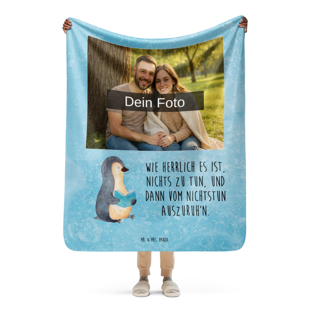 Sherpa Photo Cuddle Blanket Penguin A book Foto Kuscheldecke, Pinguin, Pinguine, Faulenzen, Nichtstun, Urlaub, Buch, Lesen, Ferien, Freizeit, Bücherwurm