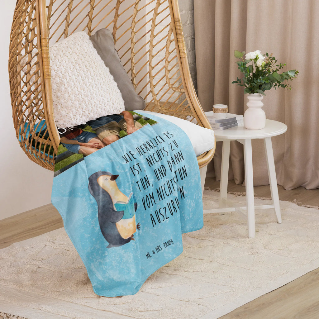 Sherpa Photo Cuddle Blanket Penguin A book Foto Kuscheldecke, Pinguin, Pinguine, Faulenzen, Nichtstun, Urlaub, Buch, Lesen, Ferien, Freizeit, Bücherwurm
