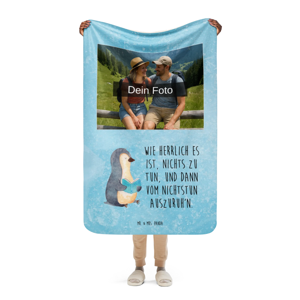 Sherpa Photo Cuddle Blanket Penguin A book Foto Kuscheldecke, Pinguin, Pinguine, Faulenzen, Nichtstun, Urlaub, Buch, Lesen, Ferien, Freizeit, Bücherwurm