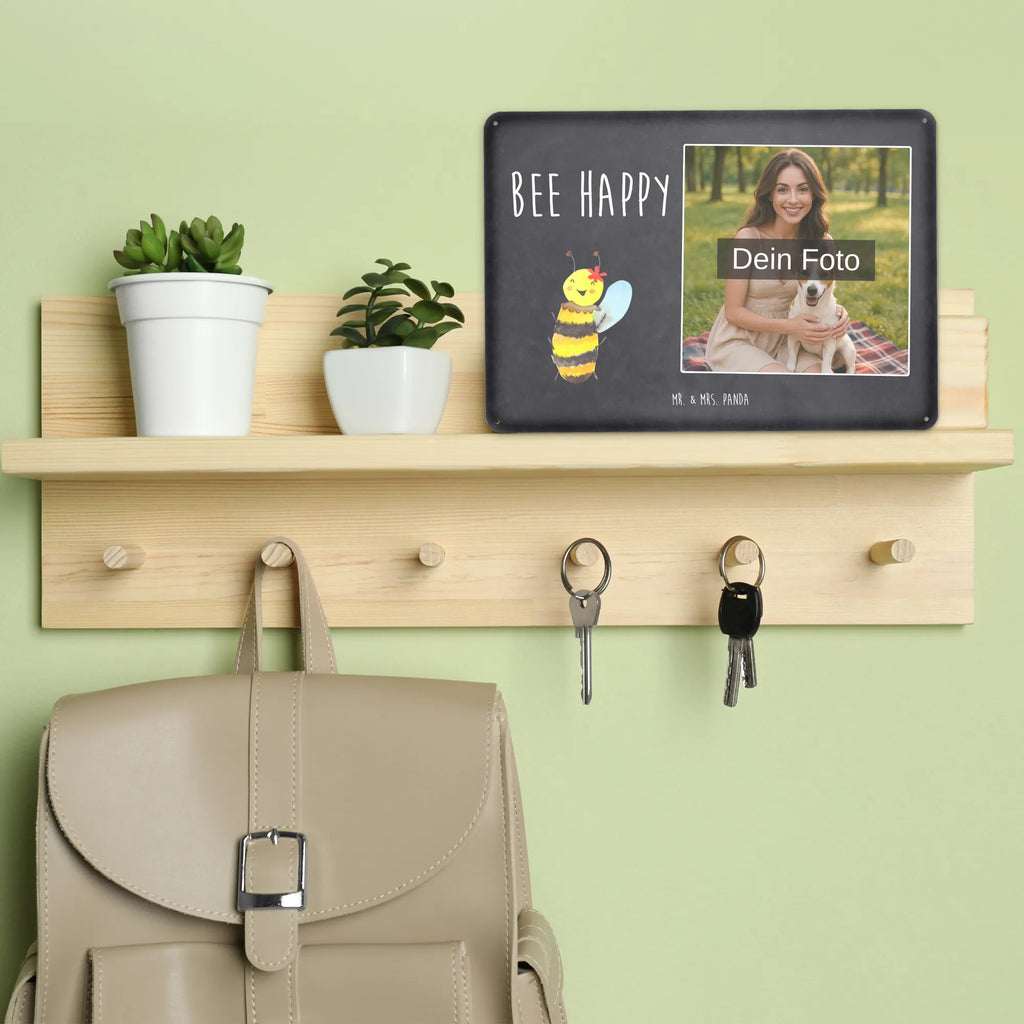 Personalisiertes Foto Blechschild Biene Happy Blechschild Küche Mit Foto, Blechschild Zum Hinstellen Mit Bild, Metallschild Mit Foto, Türschild Mit Bild, Spruchschild Mit Foto, Blechschild Für Männer Mit Foto, Blechschild Für Frauen Mit Bild, Blechschild Mit Eigenem Bild, Retro Blechschild Mit Bild, Blechschild Mit Bild Und Namen, Lustiges Blechschild Mit Foto, Design Blechschild Mit Bild, Vintage Blechschild Mit Wunschfoto, Blechschild Als Geschenk Mit Bild, Foto-Blechschild Für Zuhause, Blechschild Zum Aufhängen Mit Foto, Blechschild Für Garten Mit Foto, Blechschild Handgemacht Mit Foto, Wandschild Mit Foto, Personalisierte Wanddeko Aus Metall Mit Foto, Nostalgieschild Mit Foto, Personalisierbares Blechschild Mit Foto, Dekoschild Metall Mit Foto, Blechschild Mit Wunschfoto, Blechschild Mit Foto, Blechschild Mit Fotodruck, Blechschild Wohnzimmer Mit Bild, Blechschild Für Balkon Mit Wunschbild, Blechschild Für Freunde Mit Wunschfoto, Metallschild Mit Wunschfoto, Biene, Wespe, Hummel