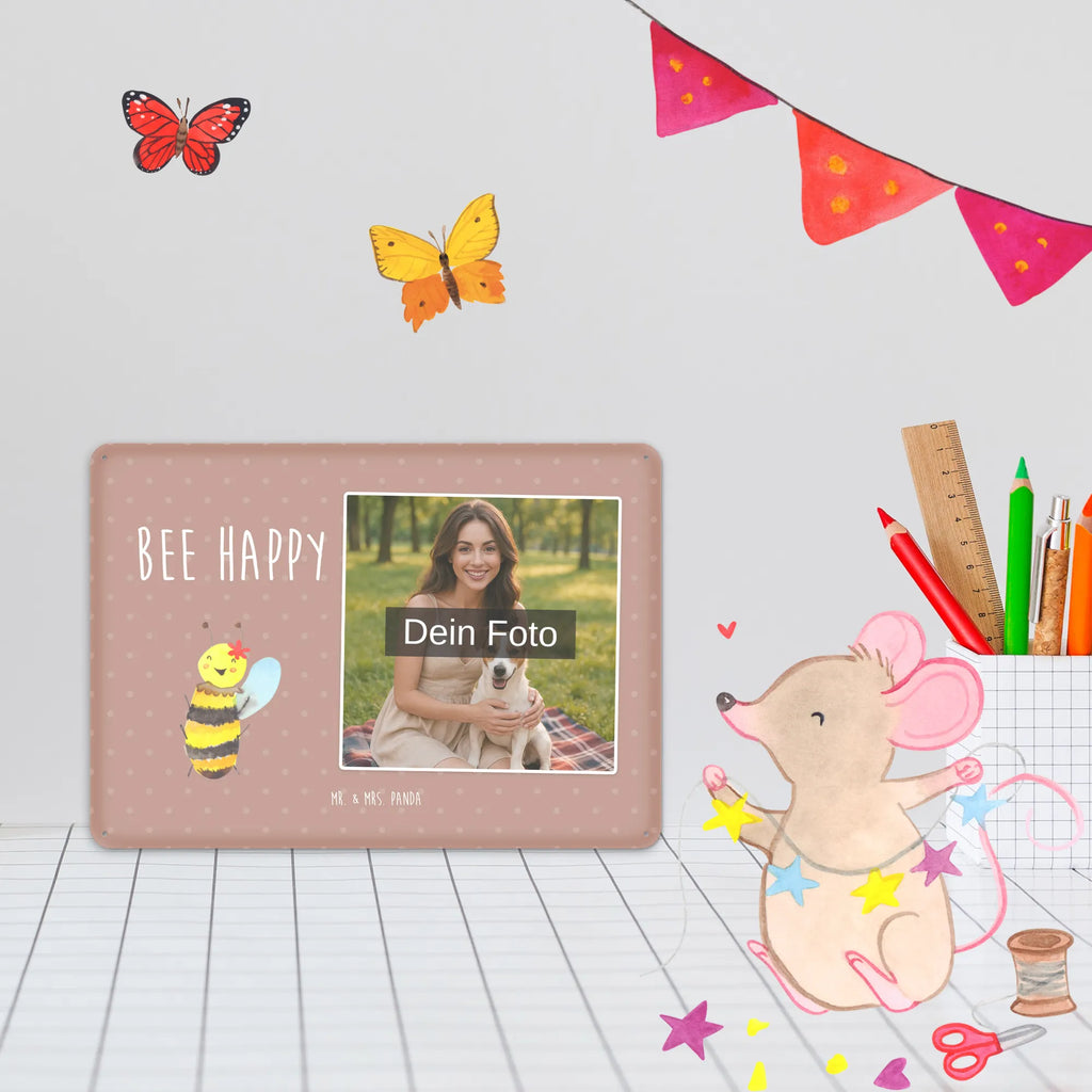 Personalisiertes Foto Blechschild Biene Happy Blechschild Küche Mit Foto, Blechschild Zum Hinstellen Mit Bild, Metallschild Mit Foto, Türschild Mit Bild, Spruchschild Mit Foto, Blechschild Für Männer Mit Foto, Blechschild Für Frauen Mit Bild, Blechschild Mit Eigenem Bild, Retro Blechschild Mit Bild, Blechschild Mit Bild Und Namen, Lustiges Blechschild Mit Foto, Design Blechschild Mit Bild, Vintage Blechschild Mit Wunschfoto, Blechschild Als Geschenk Mit Bild, Foto-Blechschild Für Zuhause, Blechschild Zum Aufhängen Mit Foto, Blechschild Für Garten Mit Foto, Blechschild Handgemacht Mit Foto, Wandschild Mit Foto, Personalisierte Wanddeko Aus Metall Mit Foto, Nostalgieschild Mit Foto, Personalisierbares Blechschild Mit Foto, Dekoschild Metall Mit Foto, Blechschild Mit Wunschfoto, Blechschild Mit Foto, Blechschild Mit Fotodruck, Blechschild Wohnzimmer Mit Bild, Blechschild Für Balkon Mit Wunschbild, Blechschild Für Freunde Mit Wunschfoto, Metallschild Mit Wunschfoto, Biene, Wespe, Hummel