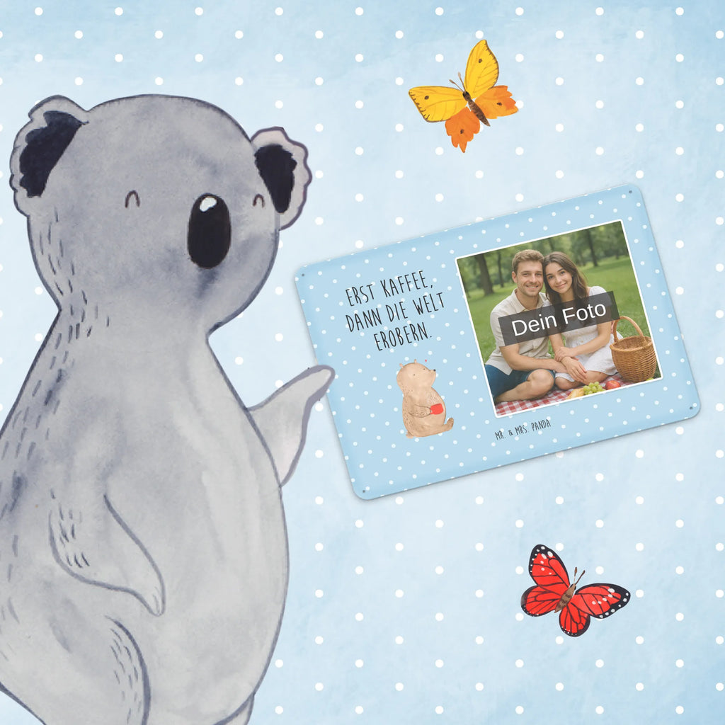 Personalisiertes Foto Blechschild Bär Kaffee Design Blechschild Mit Bild, Blechschild Küche Mit Foto, Blechschild Mit Fotodruck, Blechschild Für Männer Mit Foto, Blechschild Wohnzimmer Mit Bild, Wandschild Mit Foto, Blechschild Als Geschenk Mit Bild, Türschild Mit Bild, Blechschild Für Garten Mit Foto, Blechschild Für Frauen Mit Bild, Blechschild Für Freunde Mit Wunschfoto, Dekoschild Metall Mit Foto, Metallschild Mit Foto, Blechschild Mit Eigenem Bild, Lustiges Blechschild Mit Foto, Metallschild Mit Wunschfoto, Nostalgieschild Mit Foto, Vintage Blechschild Mit Wunschfoto, Foto-Blechschild Für Zuhause, Blechschild Für Balkon Mit Wunschbild, Blechschild Handgemacht Mit Foto, Blechschild Mit Wunschfoto, Blechschild Zum Aufhängen Mit Foto, Blechschild Zum Hinstellen Mit Bild, Personalisierte Wanddeko Aus Metall Mit Foto, Blechschild Mit Foto, Retro Blechschild Mit Bild, Blechschild Mit Bild Und Namen, Spruchschild Mit Foto, Personalisierbares Blechschild Mit Foto, Bär, Teddy, Teddybär, Bären, Morgenroutine, Welt retten, guten Morgen, Motivation, Coffee, Welt erobern, Kaffee