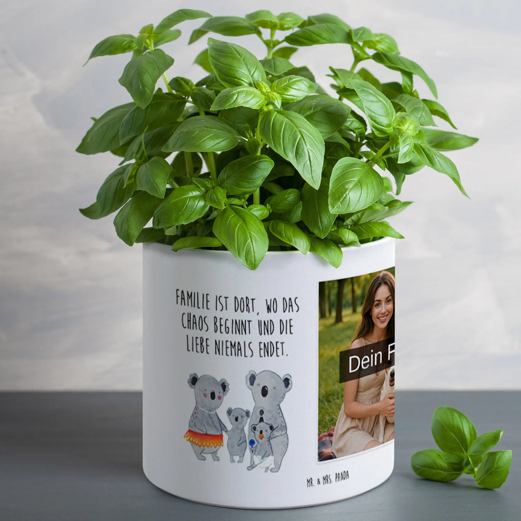 Personalisierter Foto XL Blumentopf Koala Familie XL Blumentopf Mit Foto, Blumentopf Groß Selbst Gestalten Mit Foto, Blumentopf Groß Mit Haustierfoto, Personalisierter Pflanzkübel Groß Mit Bild, Dekotopf Groß Mit Wunschbild, Blumentopf Aus Keramik XL Mit Foto, Beton Pflanzgefäß XL Mit Fotodruck, Blumentopf Groß Mit Familienfoto, Fotogeschenk XL Blumentopf, Großer Blumentopf Mit Wunschfoto, XL Blumentopf Mit Kinderfoto, XL Blumentopf Für Wohnzimmer Mit Foto, Kunststoffblumentopf Groß Mit Wunschfoto, XL Pflanztopf Für Mama Mit Foto, Großer Blumentopf Mit Lieblingsfoto, Großer Blumentopf Mit Bild Und Wunschtext, Geschenk Blumentopf Groß Mit Foto, Pflanzkübel Groß Mit Eigenem Foto, XL Blumentopf Für Hochzeit Mit Bild, Übertopf XL Mit Wunschfoto, Blumentopf Terrasse Groß Mit Foto, Pflanztopf Groß Mit Bild, Pflanzgefäß XL Mit Foto Und Namen, Personalisierter XL Blumentopf Mit Foto, XL Übertopf Für Balkon Mit Wunschbild, Blumentopf Für Garten Mit Bild, Blumentopf Extra Groß Mit Fotodruck, Familie, Vatertag, Muttertag, Bruder, Schwester, Mama, Papa, Oma, Opa, Kinder, Family, Familienleben, Koalas, Koala, Geschwister