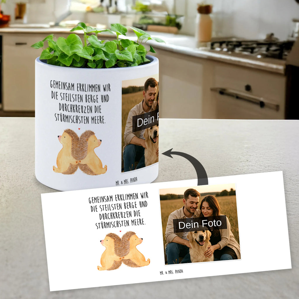 Personalisierter Foto XL Blumentopf Igel händchenhaltend XL Blumentopf Für Wohnzimmer Mit Foto, Großer Blumentopf Mit Bild Und Wunschtext, Großer Blumentopf Mit Wunschfoto, Blumentopf Groß Mit Familienfoto, Pflanztopf Groß Mit Bild, Übertopf XL Mit Wunschfoto, Pflanzgefäß XL Mit Foto Und Namen, Blumentopf Für Garten Mit Bild, Blumentopf Extra Groß Mit Fotodruck, Kunststoffblumentopf Groß Mit Wunschfoto, XL Blumentopf Mit Kinderfoto, Blumentopf Aus Keramik XL Mit Foto, Beton Pflanzgefäß XL Mit Fotodruck, Großer Blumentopf Mit Lieblingsfoto, XL Blumentopf Mit Foto, Dekotopf Groß Mit Wunschbild, Fotogeschenk XL Blumentopf, Personalisierter Pflanzkübel Groß Mit Bild, Blumentopf Terrasse Groß Mit Foto, XL Blumentopf Für Hochzeit Mit Bild, XL Übertopf Für Balkon Mit Wunschbild, Blumentopf Groß Selbst Gestalten Mit Foto, Blumentopf Groß Mit Haustierfoto, XL Pflanztopf Für Mama Mit Foto, Pflanzkübel Groß Mit Eigenem Foto, Geschenk Blumentopf Groß Mit Foto, Personalisierter XL Blumentopf Mit Foto, Liebe, Partner, Freund, Freundin, Ehemann, Ehefrau, Heiraten, Verlobung, Heiratsantrag, Liebesgeschenk, Jahrestag, Hocheitstag, Hochzeit, Liebesbeweis, große Liebe, Igel, Geschenk für zwei, Gemeinsamkeit, Liebesbotschaft, Love, Hand in Hand, Lieblingsmensch, Igelliebe