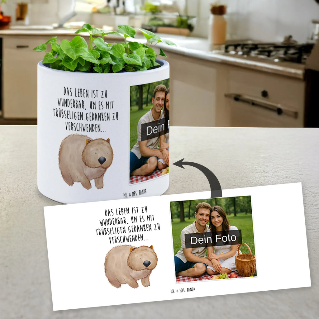 Personalisierter Foto XL Blumentopf Wombat Pflanzgefäß XL Mit Foto Und Namen, XL Blumentopf Mit Foto, XL Pflanztopf Für Mama Mit Foto, Großer Blumentopf Mit Bild Und Wunschtext, XL Blumentopf Für Wohnzimmer Mit Foto, Großer Blumentopf Mit Wunschfoto, Personalisierter Pflanzkübel Groß Mit Bild, Blumentopf Groß Mit Haustierfoto, Dekotopf Groß Mit Wunschbild, Fotogeschenk XL Blumentopf, Blumentopf Aus Keramik XL Mit Foto, Geschenk Blumentopf Groß Mit Foto, Pflanztopf Groß Mit Bild, XL Übertopf Für Balkon Mit Wunschbild, Personalisierter XL Blumentopf Mit Foto, XL Blumentopf Für Hochzeit Mit Bild, Pflanzkübel Groß Mit Eigenem Foto, Blumentopf Groß Selbst Gestalten Mit Foto, Beton Pflanzgefäß XL Mit Fotodruck, Blumentopf Extra Groß Mit Fotodruck, Großer Blumentopf Mit Lieblingsfoto, XL Blumentopf Mit Kinderfoto, Blumentopf Groß Mit Familienfoto, Kunststoffblumentopf Groß Mit Wunschfoto, Blumentopf Für Garten Mit Bild, Übertopf XL Mit Wunschfoto, Blumentopf Terrasse Groß Mit Foto, Tiermotive, Gute Laune, lustige Sprüche, Tiere, Das Leben ist schön, Australien, Motivation, Wombat, Spruch