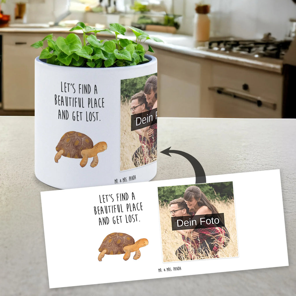 Personalisierter Foto XL Blumentopf Schildkröte Marschieren Blumentopf Groß Mit Haustierfoto, Personalisierter Pflanzkübel Groß Mit Bild, Übertopf XL Mit Wunschfoto, Blumentopf Terrasse Groß Mit Foto, Pflanzkübel Groß Mit Eigenem Foto, Fotogeschenk XL Blumentopf, XL Pflanztopf Für Mama Mit Foto, XL Blumentopf Mit Foto, XL Blumentopf Für Hochzeit Mit Bild, Kunststoffblumentopf Groß Mit Wunschfoto, Blumentopf Groß Mit Familienfoto, Blumentopf Extra Groß Mit Fotodruck, Großer Blumentopf Mit Lieblingsfoto, XL Blumentopf Für Wohnzimmer Mit Foto, Geschenk Blumentopf Groß Mit Foto, Pflanzgefäß XL Mit Foto Und Namen, Beton Pflanzgefäß XL Mit Fotodruck, Blumentopf Für Garten Mit Bild, Großer Blumentopf Mit Bild Und Wunschtext, XL Übertopf Für Balkon Mit Wunschbild, Großer Blumentopf Mit Wunschfoto, Dekotopf Groß Mit Wunschbild, Blumentopf Aus Keramik XL Mit Foto, Pflanztopf Groß Mit Bild, Blumentopf Groß Selbst Gestalten Mit Foto, XL Blumentopf Mit Kinderfoto, Personalisierter XL Blumentopf Mit Foto, Meerestiere, Meer, Urlaub, get lost, Motivation, Inspiration, Neustart, Reiselust, Lieblingsmensch, Schildkröten, Abenteuer, Schildkröte
