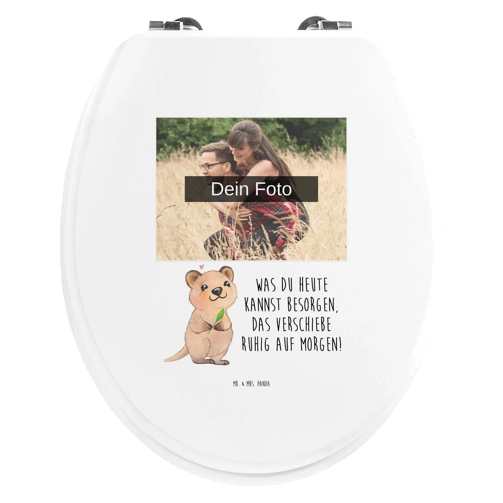 Personalisierter Foto WC Sitz Motiv Quokka Happy Toilettendeckel mit Namen, Personalisierter Toilettendeckel mit Foto, Personalisierter Klodeckel, Personalisierte Klobrille, WC Sitz mit Namen, Personalisierter WC-Sitz, Tiermotive, Gute Laune, lustige Sprüche, Tiere, Verschieben, Niedliches Tier, Quokka, Dinge erledigen, Lustiger Spruch, Aufschieberitis