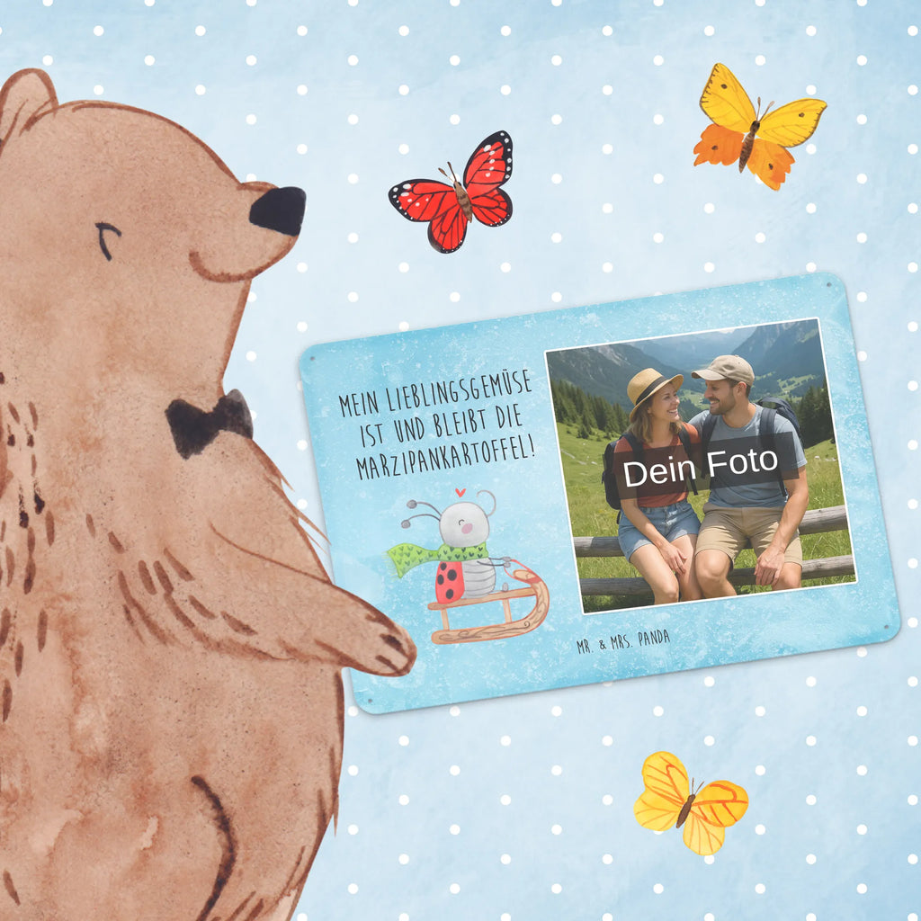 Personalisiertes Foto Blechschild Smörle Rodeln Blechschild Mit Wunschfoto, Blechschild Mit Bild Und Namen, Blechschild Zum Aufhängen Mit Foto, Wandschild Mit Foto, Nostalgieschild Mit Foto, Türschild Mit Bild, Blechschild Mit Eigenem Bild, Blechschild Als Geschenk Mit Bild, Blechschild Für Frauen Mit Bild, Spruchschild Mit Foto, Blechschild Mit Foto, Metallschild Mit Foto, Blechschild Für Garten Mit Foto, Blechschild Für Freunde Mit Wunschfoto, Blechschild Handgemacht Mit Foto, Metallschild Mit Wunschfoto, Vintage Blechschild Mit Wunschfoto, Retro Blechschild Mit Bild, Lustiges Blechschild Mit Foto, Blechschild Für Balkon Mit Wunschbild, Personalisierbares Blechschild Mit Foto, Foto-Blechschild Für Zuhause, Blechschild Wohnzimmer Mit Bild, Blechschild Mit Fotodruck, Blechschild Zum Hinstellen Mit Bild, Personalisierte Wanddeko Aus Metall Mit Foto, Blechschild Küche Mit Foto, Blechschild Für Männer Mit Foto, Dekoschild Metall Mit Foto, Design Blechschild Mit Bild, Winter, Weihnachten, Weihnachtsdeko, Nikolaus, Advent, Heiligabend, Wintermotiv, Schlittenfahren, Smörle, Marzipan