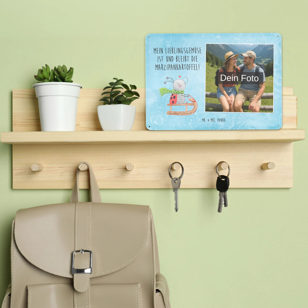 Personalisiertes Foto Blechschild Smörle Rodeln Blechschild Mit Wunschfoto, Blechschild Mit Bild Und Namen, Blechschild Zum Aufhängen Mit Foto, Wandschild Mit Foto, Nostalgieschild Mit Foto, Türschild Mit Bild, Blechschild Mit Eigenem Bild, Blechschild Als Geschenk Mit Bild, Blechschild Für Frauen Mit Bild, Spruchschild Mit Foto, Blechschild Mit Foto, Metallschild Mit Foto, Blechschild Für Garten Mit Foto, Blechschild Für Freunde Mit Wunschfoto, Blechschild Handgemacht Mit Foto, Metallschild Mit Wunschfoto, Vintage Blechschild Mit Wunschfoto, Retro Blechschild Mit Bild, Lustiges Blechschild Mit Foto, Blechschild Für Balkon Mit Wunschbild, Personalisierbares Blechschild Mit Foto, Foto-Blechschild Für Zuhause, Blechschild Wohnzimmer Mit Bild, Blechschild Mit Fotodruck, Blechschild Zum Hinstellen Mit Bild, Personalisierte Wanddeko Aus Metall Mit Foto, Blechschild Küche Mit Foto, Blechschild Für Männer Mit Foto, Dekoschild Metall Mit Foto, Design Blechschild Mit Bild, Winter, Weihnachten, Weihnachtsdeko, Nikolaus, Advent, Heiligabend, Wintermotiv, Schlittenfahren, Smörle, Marzipan