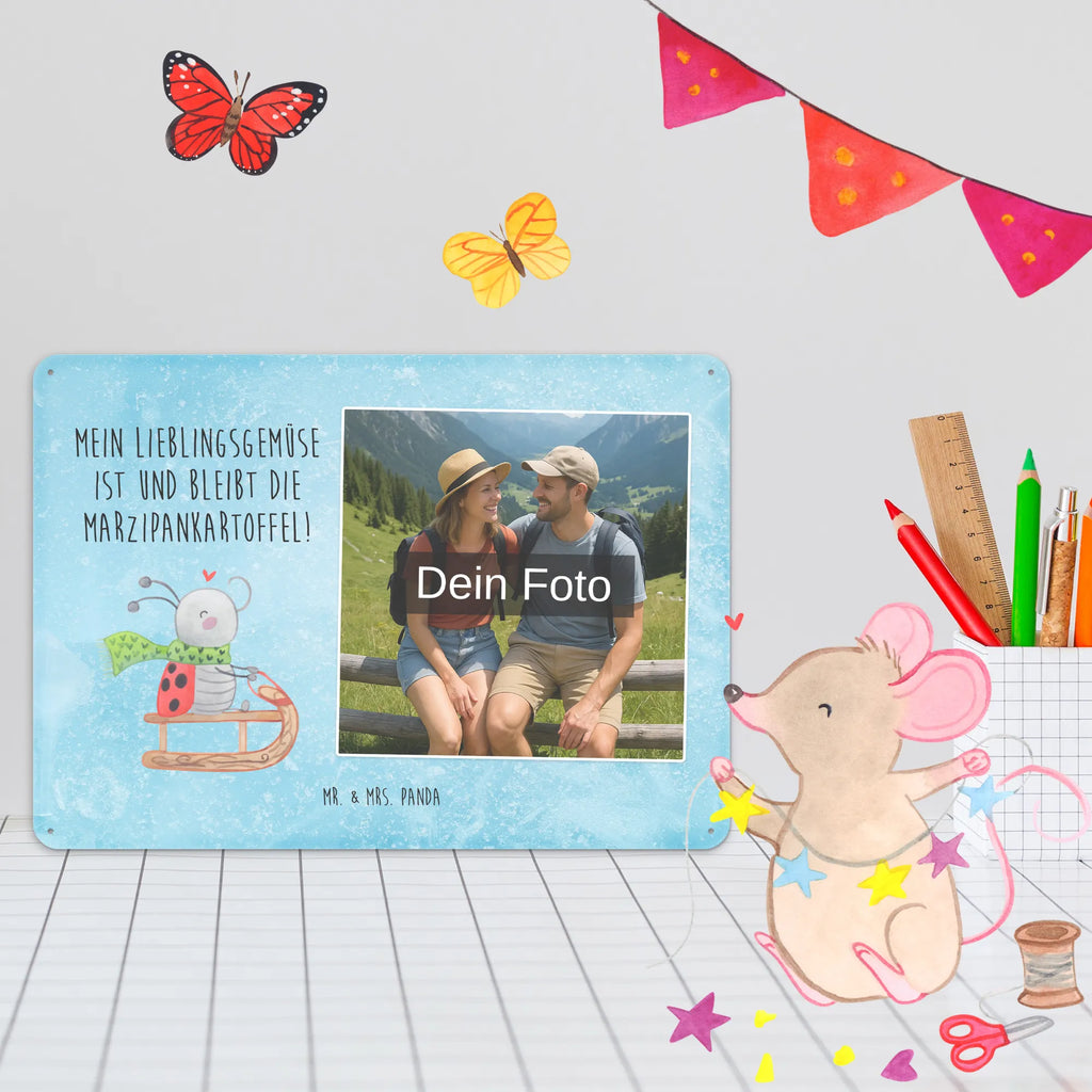 Personalisiertes Foto Blechschild Smörle Rodeln Blechschild Mit Wunschfoto, Blechschild Mit Bild Und Namen, Blechschild Zum Aufhängen Mit Foto, Wandschild Mit Foto, Nostalgieschild Mit Foto, Türschild Mit Bild, Blechschild Mit Eigenem Bild, Blechschild Als Geschenk Mit Bild, Blechschild Für Frauen Mit Bild, Spruchschild Mit Foto, Blechschild Mit Foto, Metallschild Mit Foto, Blechschild Für Garten Mit Foto, Blechschild Für Freunde Mit Wunschfoto, Blechschild Handgemacht Mit Foto, Metallschild Mit Wunschfoto, Vintage Blechschild Mit Wunschfoto, Retro Blechschild Mit Bild, Lustiges Blechschild Mit Foto, Blechschild Für Balkon Mit Wunschbild, Personalisierbares Blechschild Mit Foto, Foto-Blechschild Für Zuhause, Blechschild Wohnzimmer Mit Bild, Blechschild Mit Fotodruck, Blechschild Zum Hinstellen Mit Bild, Personalisierte Wanddeko Aus Metall Mit Foto, Blechschild Küche Mit Foto, Blechschild Für Männer Mit Foto, Dekoschild Metall Mit Foto, Design Blechschild Mit Bild, Winter, Weihnachten, Weihnachtsdeko, Nikolaus, Advent, Heiligabend, Wintermotiv, Schlittenfahren, Smörle, Marzipan