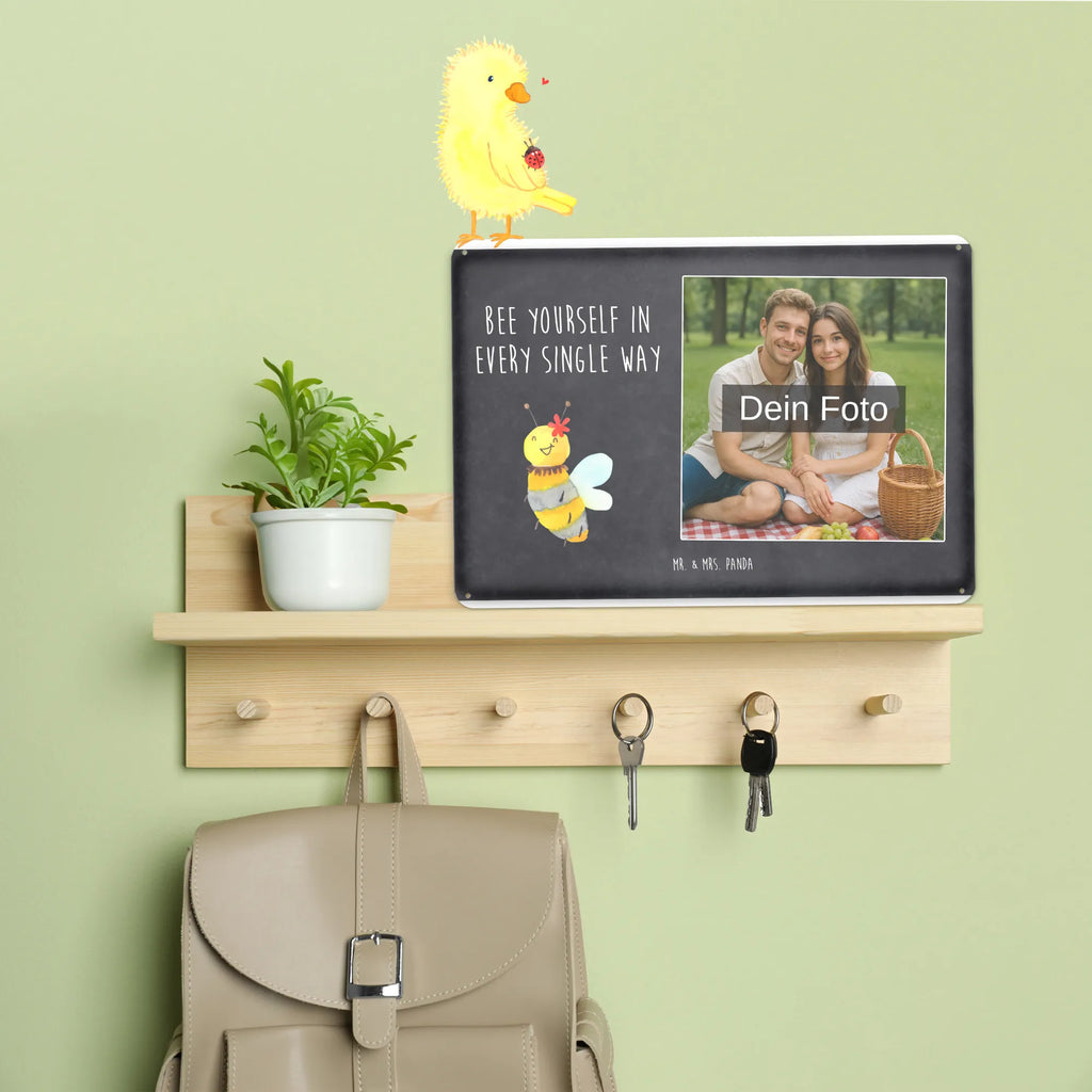 Personalisiertes Foto Blechschild Biene Blume Blechschild Mit Fotodruck, Lustiges Blechschild Mit Foto, Blechschild Handgemacht Mit Foto, Design Blechschild Mit Bild, Blechschild Wohnzimmer Mit Bild, Spruchschild Mit Foto, Blechschild Mit Eigenem Bild, Wandschild Mit Foto, Blechschild Als Geschenk Mit Bild, Nostalgieschild Mit Foto, Foto-Blechschild Für Zuhause, Blechschild Küche Mit Foto, Blechschild Für Balkon Mit Wunschbild, Blechschild Für Frauen Mit Bild, Personalisierbares Blechschild Mit Foto, Blechschild Für Freunde Mit Wunschfoto, Blechschild Zum Hinstellen Mit Bild, Retro Blechschild Mit Bild, Dekoschild Metall Mit Foto, Blechschild Für Garten Mit Foto, Metallschild Mit Foto, Blechschild Mit Foto, Metallschild Mit Wunschfoto, Blechschild Mit Wunschfoto, Blechschild Zum Aufhängen Mit Foto, Blechschild Für Männer Mit Foto, Vintage Blechschild Mit Wunschfoto, Blechschild Mit Bild Und Namen, Personalisierte Wanddeko Aus Metall Mit Foto, Türschild Mit Bild, Biene, Wespe, Hummel