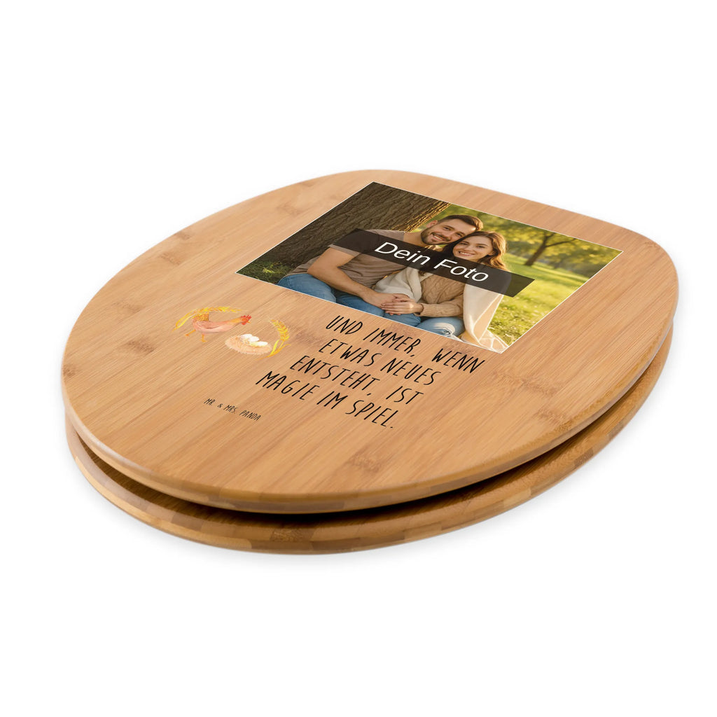 Personalisierter Foto WC Sitz Motiv Huhn Stolz Personalisierter Toilettendeckel mit Foto, Personalisierte Klobrille, Toilettendeckel mit Namen, Personalisierter WC-Sitz, WC Sitz mit Namen, Personalisierter Klodeckel, Bauernhof, Hoftiere, Landwirt, Landwirtin, Magie, Hof, Spruch, Hahn, Hühner, Landleben, Schwangerschaft, Motivation, Geburt, Eier, Henne