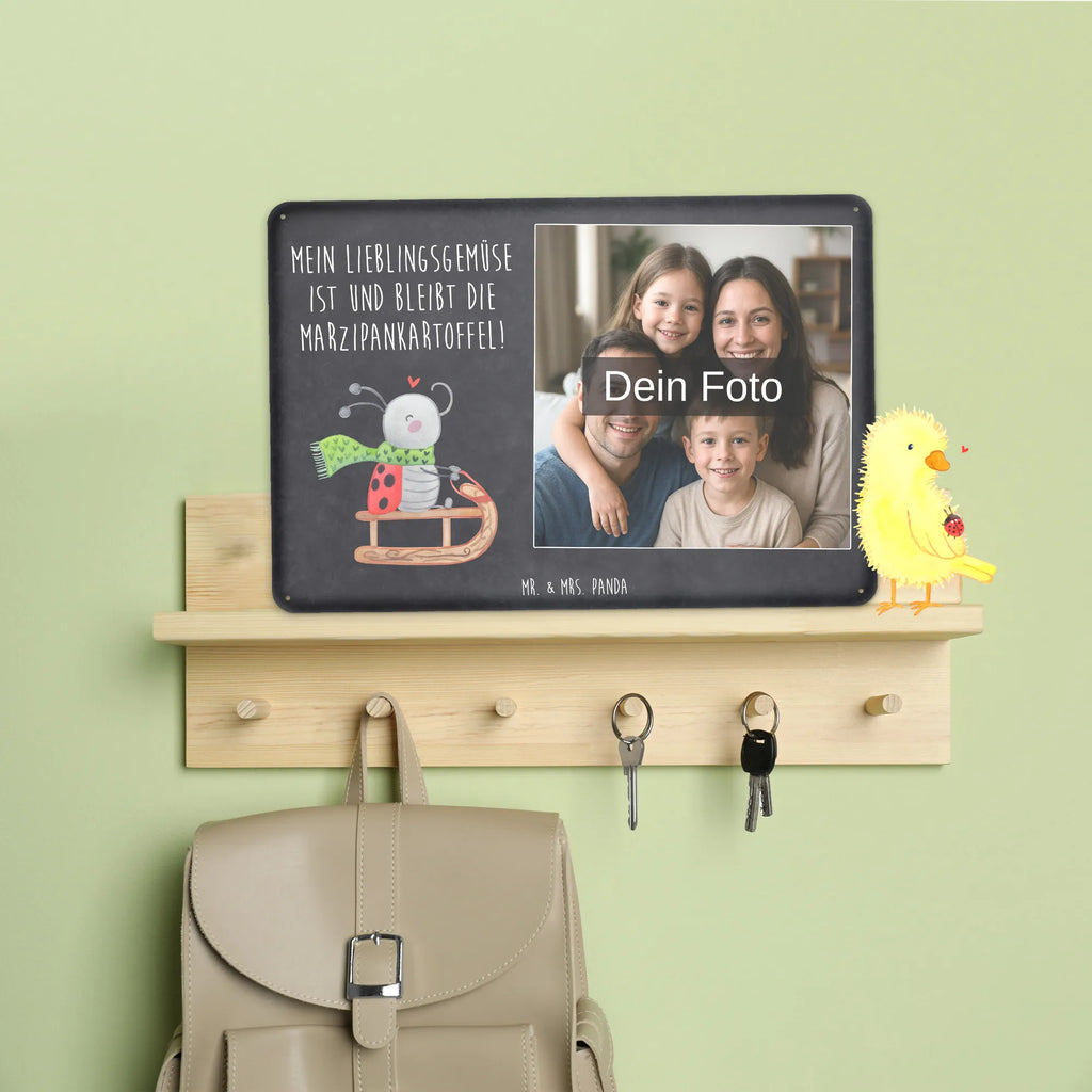 Personalisiertes Foto Blechschild Smörle Rodeln Blechschild Mit Wunschfoto, Blechschild Mit Bild Und Namen, Blechschild Zum Aufhängen Mit Foto, Wandschild Mit Foto, Nostalgieschild Mit Foto, Türschild Mit Bild, Blechschild Mit Eigenem Bild, Blechschild Als Geschenk Mit Bild, Blechschild Für Frauen Mit Bild, Spruchschild Mit Foto, Blechschild Mit Foto, Metallschild Mit Foto, Blechschild Für Garten Mit Foto, Blechschild Für Freunde Mit Wunschfoto, Blechschild Handgemacht Mit Foto, Metallschild Mit Wunschfoto, Vintage Blechschild Mit Wunschfoto, Retro Blechschild Mit Bild, Lustiges Blechschild Mit Foto, Blechschild Für Balkon Mit Wunschbild, Personalisierbares Blechschild Mit Foto, Foto-Blechschild Für Zuhause, Blechschild Wohnzimmer Mit Bild, Blechschild Mit Fotodruck, Blechschild Zum Hinstellen Mit Bild, Personalisierte Wanddeko Aus Metall Mit Foto, Blechschild Küche Mit Foto, Blechschild Für Männer Mit Foto, Dekoschild Metall Mit Foto, Design Blechschild Mit Bild, Winter, Weihnachten, Weihnachtsdeko, Nikolaus, Advent, Heiligabend, Wintermotiv, Schlittenfahren, Smörle, Marzipan