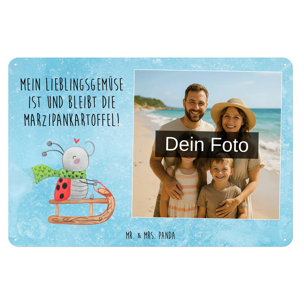 Personalisiertes Foto Blechschild Smörle Rodeln Blechschild Mit Wunschfoto, Blechschild Mit Bild Und Namen, Blechschild Zum Aufhängen Mit Foto, Wandschild Mit Foto, Nostalgieschild Mit Foto, Türschild Mit Bild, Blechschild Mit Eigenem Bild, Blechschild Als Geschenk Mit Bild, Blechschild Für Frauen Mit Bild, Spruchschild Mit Foto, Blechschild Mit Foto, Metallschild Mit Foto, Blechschild Für Garten Mit Foto, Blechschild Für Freunde Mit Wunschfoto, Blechschild Handgemacht Mit Foto, Metallschild Mit Wunschfoto, Vintage Blechschild Mit Wunschfoto, Retro Blechschild Mit Bild, Lustiges Blechschild Mit Foto, Blechschild Für Balkon Mit Wunschbild, Personalisierbares Blechschild Mit Foto, Foto-Blechschild Für Zuhause, Blechschild Wohnzimmer Mit Bild, Blechschild Mit Fotodruck, Blechschild Zum Hinstellen Mit Bild, Personalisierte Wanddeko Aus Metall Mit Foto, Blechschild Küche Mit Foto, Blechschild Für Männer Mit Foto, Dekoschild Metall Mit Foto, Design Blechschild Mit Bild, Winter, Weihnachten, Weihnachtsdeko, Nikolaus, Advent, Heiligabend, Wintermotiv, Schlittenfahren, Smörle, Marzipan