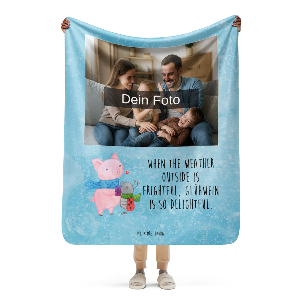 Sherpa Foto Kuscheldecke Glühschwein Smörle Foto Kuscheldecke, Winter, Weihnachten, Weihnachtsdeko, Nikolaus, Advent, Heiligabend, Wintermotiv, Glühwein Liebhaber Geschenk, Kreatives Glühschwein Design, Handgezeichnetes Glühschwein, Winterlicher Glühwein Spruch, Glühwein ist köstlich Spruch, Marienkäfer in Winterkleidung, Smörle der stolze Marienkäfer, Süßer Marienkäfer gibt Geschenk, Romantische Geschenkidee Glühwein, Herzliches Marienkäfer Motiv