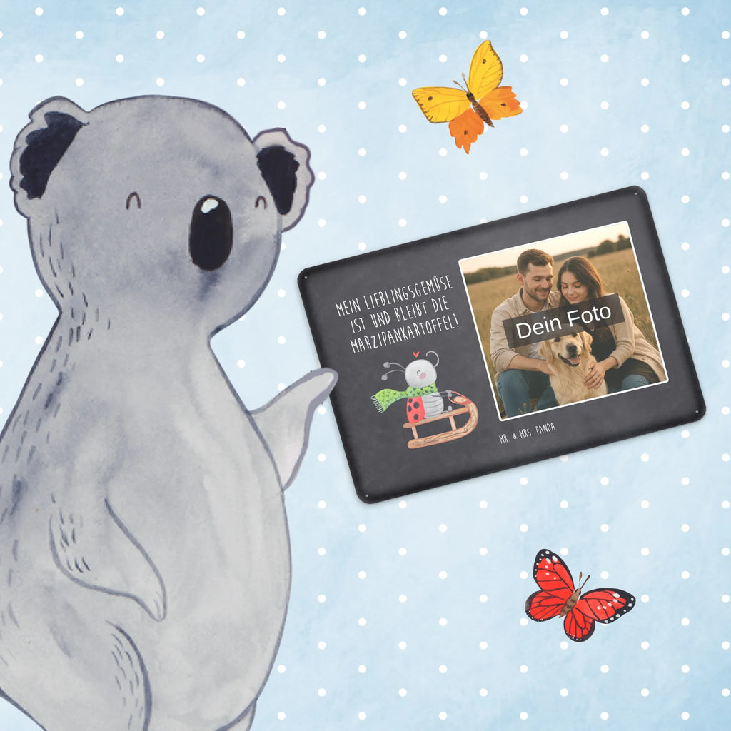 Personalisiertes Foto Blechschild Smörle Rodeln Blechschild Mit Wunschfoto, Blechschild Mit Bild Und Namen, Blechschild Zum Aufhängen Mit Foto, Wandschild Mit Foto, Nostalgieschild Mit Foto, Türschild Mit Bild, Blechschild Mit Eigenem Bild, Blechschild Als Geschenk Mit Bild, Blechschild Für Frauen Mit Bild, Spruchschild Mit Foto, Blechschild Mit Foto, Metallschild Mit Foto, Blechschild Für Garten Mit Foto, Blechschild Für Freunde Mit Wunschfoto, Blechschild Handgemacht Mit Foto, Metallschild Mit Wunschfoto, Vintage Blechschild Mit Wunschfoto, Retro Blechschild Mit Bild, Lustiges Blechschild Mit Foto, Blechschild Für Balkon Mit Wunschbild, Personalisierbares Blechschild Mit Foto, Foto-Blechschild Für Zuhause, Blechschild Wohnzimmer Mit Bild, Blechschild Mit Fotodruck, Blechschild Zum Hinstellen Mit Bild, Personalisierte Wanddeko Aus Metall Mit Foto, Blechschild Küche Mit Foto, Blechschild Für Männer Mit Foto, Dekoschild Metall Mit Foto, Design Blechschild Mit Bild, Winter, Weihnachten, Weihnachtsdeko, Nikolaus, Advent, Heiligabend, Wintermotiv, Schlittenfahren, Smörle, Marzipan