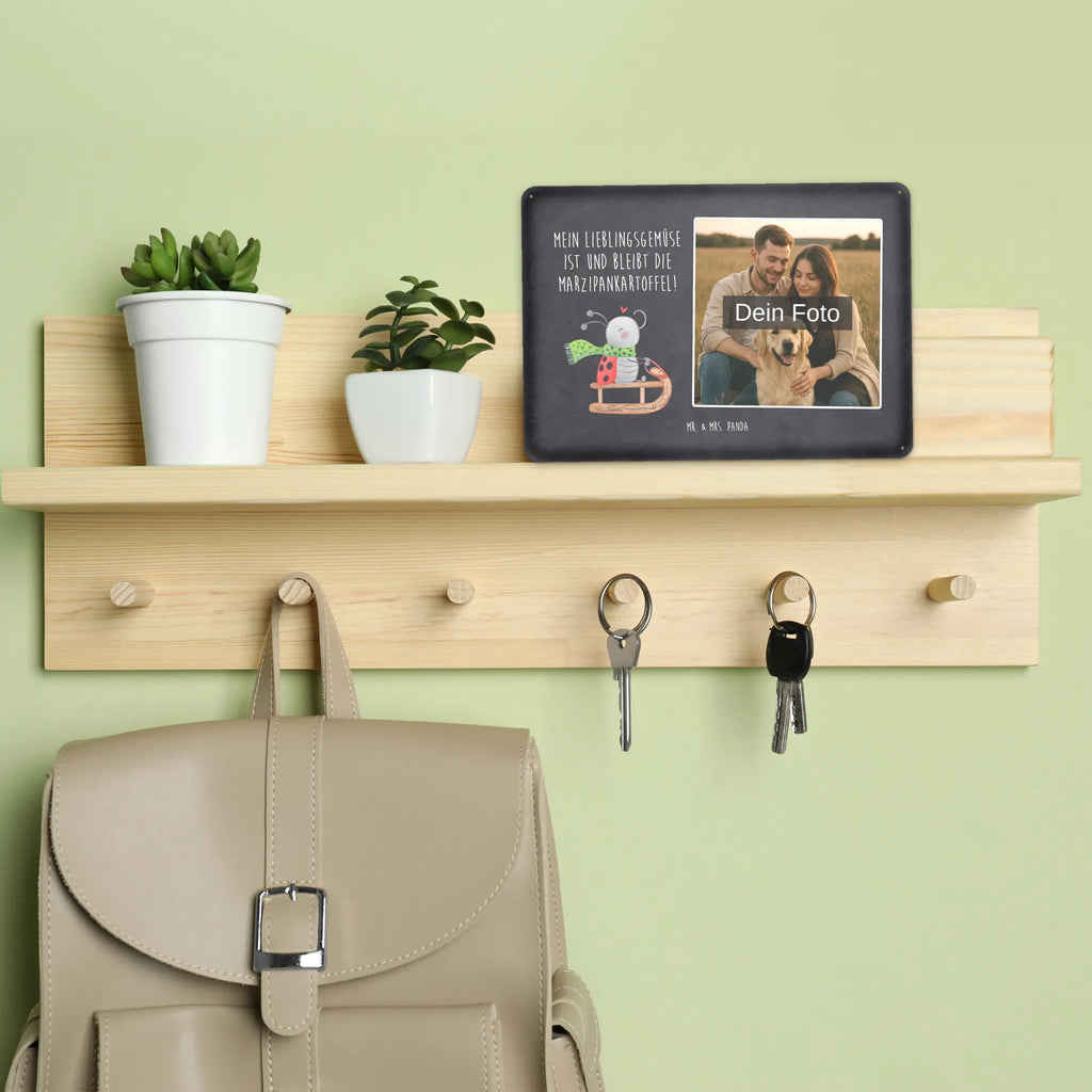 Personalisiertes Foto Blechschild Smörle Rodeln Blechschild Mit Wunschfoto, Blechschild Mit Bild Und Namen, Blechschild Zum Aufhängen Mit Foto, Wandschild Mit Foto, Nostalgieschild Mit Foto, Türschild Mit Bild, Blechschild Mit Eigenem Bild, Blechschild Als Geschenk Mit Bild, Blechschild Für Frauen Mit Bild, Spruchschild Mit Foto, Blechschild Mit Foto, Metallschild Mit Foto, Blechschild Für Garten Mit Foto, Blechschild Für Freunde Mit Wunschfoto, Blechschild Handgemacht Mit Foto, Metallschild Mit Wunschfoto, Vintage Blechschild Mit Wunschfoto, Retro Blechschild Mit Bild, Lustiges Blechschild Mit Foto, Blechschild Für Balkon Mit Wunschbild, Personalisierbares Blechschild Mit Foto, Foto-Blechschild Für Zuhause, Blechschild Wohnzimmer Mit Bild, Blechschild Mit Fotodruck, Blechschild Zum Hinstellen Mit Bild, Personalisierte Wanddeko Aus Metall Mit Foto, Blechschild Küche Mit Foto, Blechschild Für Männer Mit Foto, Dekoschild Metall Mit Foto, Design Blechschild Mit Bild, Winter, Weihnachten, Weihnachtsdeko, Nikolaus, Advent, Heiligabend, Wintermotiv, Schlittenfahren, Smörle, Marzipan