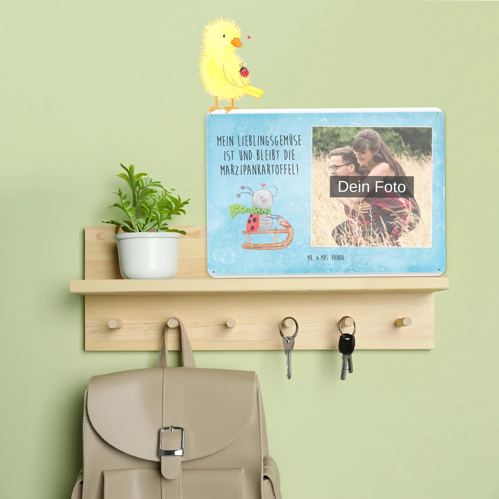 Personalisiertes Foto Blechschild Smörle Rodeln Blechschild Mit Wunschfoto, Blechschild Mit Bild Und Namen, Blechschild Zum Aufhängen Mit Foto, Wandschild Mit Foto, Nostalgieschild Mit Foto, Türschild Mit Bild, Blechschild Mit Eigenem Bild, Blechschild Als Geschenk Mit Bild, Blechschild Für Frauen Mit Bild, Spruchschild Mit Foto, Blechschild Mit Foto, Metallschild Mit Foto, Blechschild Für Garten Mit Foto, Blechschild Für Freunde Mit Wunschfoto, Blechschild Handgemacht Mit Foto, Metallschild Mit Wunschfoto, Vintage Blechschild Mit Wunschfoto, Retro Blechschild Mit Bild, Lustiges Blechschild Mit Foto, Blechschild Für Balkon Mit Wunschbild, Personalisierbares Blechschild Mit Foto, Foto-Blechschild Für Zuhause, Blechschild Wohnzimmer Mit Bild, Blechschild Mit Fotodruck, Blechschild Zum Hinstellen Mit Bild, Personalisierte Wanddeko Aus Metall Mit Foto, Blechschild Küche Mit Foto, Blechschild Für Männer Mit Foto, Dekoschild Metall Mit Foto, Design Blechschild Mit Bild, Winter, Weihnachten, Weihnachtsdeko, Nikolaus, Advent, Heiligabend, Wintermotiv, Schlittenfahren, Smörle, Marzipan