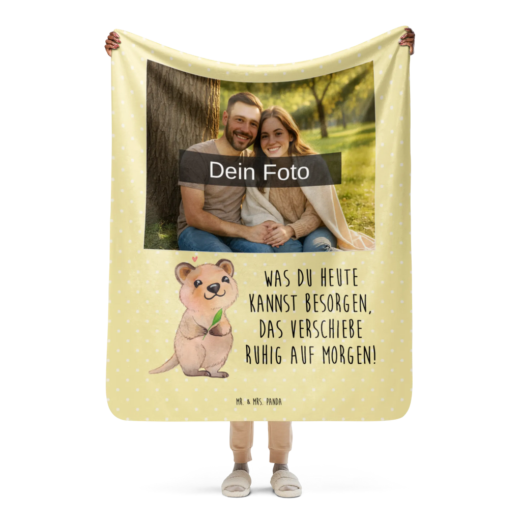 Sherpa Foto Kuscheldecke Quokka Happy Foto Kuscheldecke, Tiermotive, Gute Laune, lustige Sprüche, Tiere, Dinge erledigen, Aufschieberitis, Verschieben, Lustiger Spruch, Quokka, Niedliches Tier
