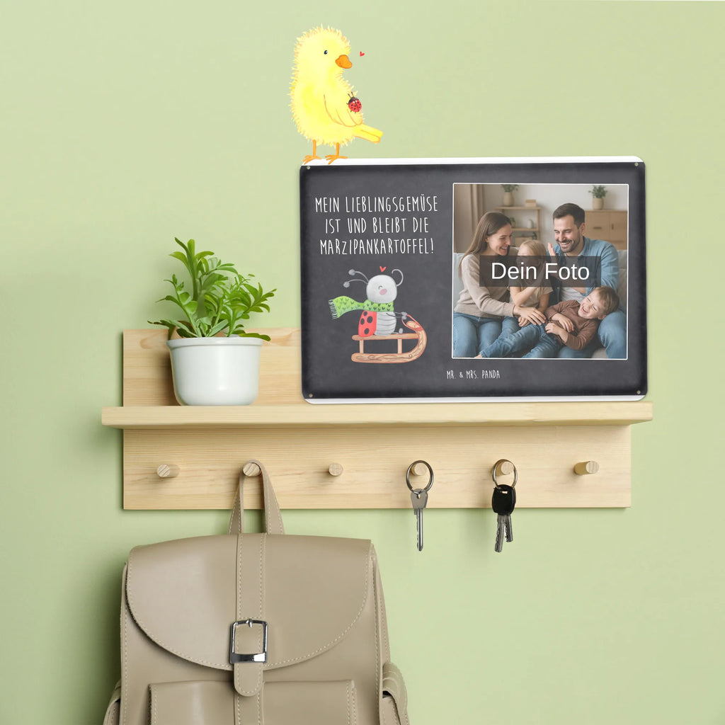 Personalisiertes Foto Blechschild Smörle Rodeln Blechschild Mit Wunschfoto, Blechschild Mit Bild Und Namen, Blechschild Zum Aufhängen Mit Foto, Wandschild Mit Foto, Nostalgieschild Mit Foto, Türschild Mit Bild, Blechschild Mit Eigenem Bild, Blechschild Als Geschenk Mit Bild, Blechschild Für Frauen Mit Bild, Spruchschild Mit Foto, Blechschild Mit Foto, Metallschild Mit Foto, Blechschild Für Garten Mit Foto, Blechschild Für Freunde Mit Wunschfoto, Blechschild Handgemacht Mit Foto, Metallschild Mit Wunschfoto, Vintage Blechschild Mit Wunschfoto, Retro Blechschild Mit Bild, Lustiges Blechschild Mit Foto, Blechschild Für Balkon Mit Wunschbild, Personalisierbares Blechschild Mit Foto, Foto-Blechschild Für Zuhause, Blechschild Wohnzimmer Mit Bild, Blechschild Mit Fotodruck, Blechschild Zum Hinstellen Mit Bild, Personalisierte Wanddeko Aus Metall Mit Foto, Blechschild Küche Mit Foto, Blechschild Für Männer Mit Foto, Dekoschild Metall Mit Foto, Design Blechschild Mit Bild, Winter, Weihnachten, Weihnachtsdeko, Nikolaus, Advent, Heiligabend, Wintermotiv, Schlittenfahren, Smörle, Marzipan