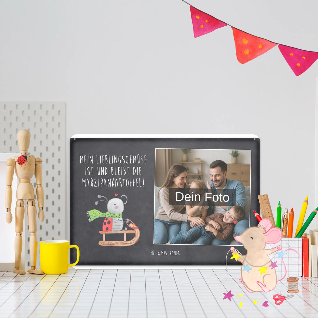 Personalisiertes Foto Blechschild Smörle Rodeln Blechschild Mit Wunschfoto, Blechschild Mit Bild Und Namen, Blechschild Zum Aufhängen Mit Foto, Wandschild Mit Foto, Nostalgieschild Mit Foto, Türschild Mit Bild, Blechschild Mit Eigenem Bild, Blechschild Als Geschenk Mit Bild, Blechschild Für Frauen Mit Bild, Spruchschild Mit Foto, Blechschild Mit Foto, Metallschild Mit Foto, Blechschild Für Garten Mit Foto, Blechschild Für Freunde Mit Wunschfoto, Blechschild Handgemacht Mit Foto, Metallschild Mit Wunschfoto, Vintage Blechschild Mit Wunschfoto, Retro Blechschild Mit Bild, Lustiges Blechschild Mit Foto, Blechschild Für Balkon Mit Wunschbild, Personalisierbares Blechschild Mit Foto, Foto-Blechschild Für Zuhause, Blechschild Wohnzimmer Mit Bild, Blechschild Mit Fotodruck, Blechschild Zum Hinstellen Mit Bild, Personalisierte Wanddeko Aus Metall Mit Foto, Blechschild Küche Mit Foto, Blechschild Für Männer Mit Foto, Dekoschild Metall Mit Foto, Design Blechschild Mit Bild, Winter, Weihnachten, Weihnachtsdeko, Nikolaus, Advent, Heiligabend, Wintermotiv, Schlittenfahren, Smörle, Marzipan