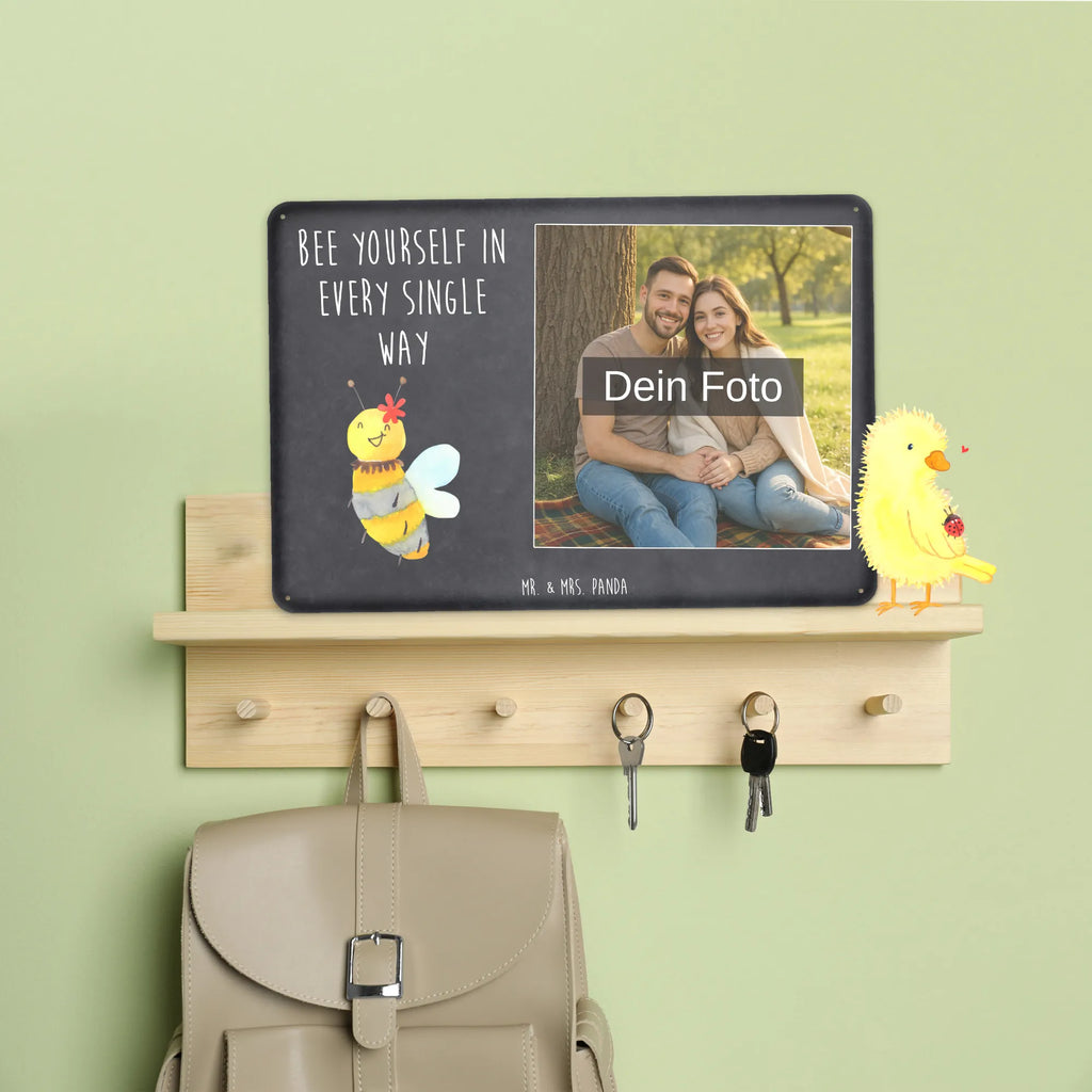 Personalisiertes Foto Blechschild Biene Blume Blechschild Mit Fotodruck, Lustiges Blechschild Mit Foto, Blechschild Handgemacht Mit Foto, Design Blechschild Mit Bild, Blechschild Wohnzimmer Mit Bild, Spruchschild Mit Foto, Blechschild Mit Eigenem Bild, Wandschild Mit Foto, Blechschild Als Geschenk Mit Bild, Nostalgieschild Mit Foto, Foto-Blechschild Für Zuhause, Blechschild Küche Mit Foto, Blechschild Für Balkon Mit Wunschbild, Blechschild Für Frauen Mit Bild, Personalisierbares Blechschild Mit Foto, Blechschild Für Freunde Mit Wunschfoto, Blechschild Zum Hinstellen Mit Bild, Retro Blechschild Mit Bild, Dekoschild Metall Mit Foto, Blechschild Für Garten Mit Foto, Metallschild Mit Foto, Blechschild Mit Foto, Metallschild Mit Wunschfoto, Blechschild Mit Wunschfoto, Blechschild Zum Aufhängen Mit Foto, Blechschild Für Männer Mit Foto, Vintage Blechschild Mit Wunschfoto, Blechschild Mit Bild Und Namen, Personalisierte Wanddeko Aus Metall Mit Foto, Türschild Mit Bild, Biene, Wespe, Hummel