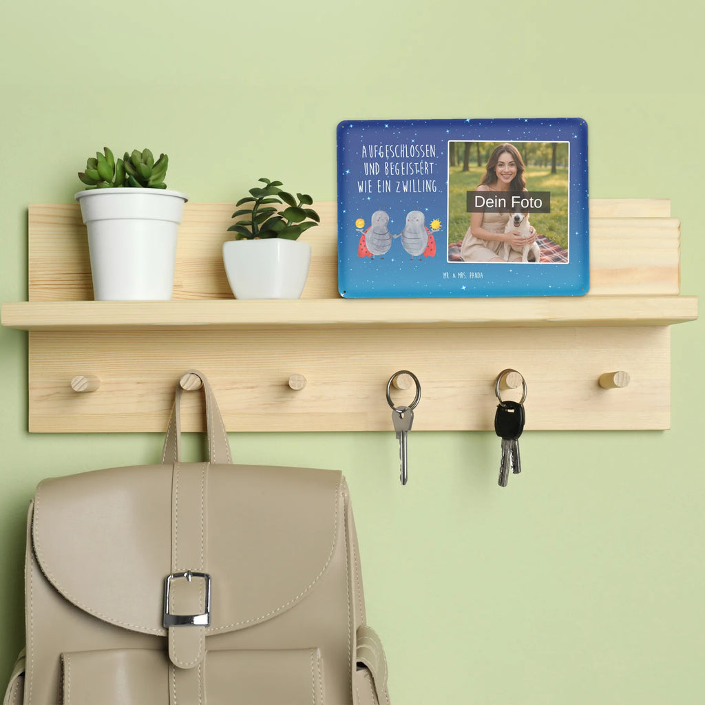 Spersonalizowany metalowy szyld ze zdjęciem znak zodiaku Bliźniak Vintage Blechschild Mit Wunschfoto, Blechschild Handgemacht Mit Foto, Metallschild Mit Foto, Blechschild Wohnzimmer Mit Bild, Blechschild Mit Wunschfoto, Design Blechschild Mit Bild, Blechschild Zum Hinstellen Mit Bild, Spruchschild Mit Foto, Metallschild Mit Wunschfoto, Blechschild Für Männer Mit Foto, Wandschild Mit Foto, Lustiges Blechschild Mit Foto, Personalisierte Wanddeko Aus Metall Mit Foto, Personalisierbares Blechschild Mit Foto, Blechschild Für Freunde Mit Wunschfoto, Blechschild Für Balkon Mit Wunschbild, Blechschild Mit Foto, Foto-Blechschild Für Zuhause, Blechschild Mit Eigenem Bild, Blechschild Als Geschenk Mit Bild, Retro Blechschild Mit Bild, Türschild Mit Bild, Blechschild Für Garten Mit Foto, Blechschild Küche Mit Foto, Blechschild Mit Bild Und Namen, Nostalgieschild Mit Foto, Blechschild Für Frauen Mit Bild, Blechschild Zum Aufhängen Mit Foto, Blechschild Mit Fotodruck, Dekoschild Metall Mit Foto, Tierkreiszeichen, Sternzeichen, Horoskop, Astrologie, Aszendent, Glückskäfer, Zwillinge, Geschenk Juni, Zwilling Sternzeichen, Zwillingsbruder, Zwillingsschwester, Marienkäfer, Geschenk Mai, Zwilling Geschenk, Geburtstag Mai