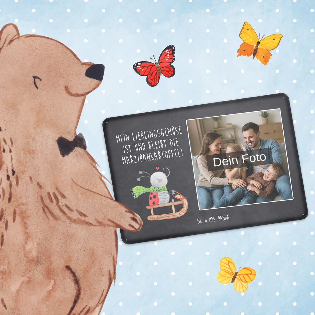 Personalisiertes Foto Blechschild Smörle Rodeln Blechschild Mit Wunschfoto, Blechschild Mit Bild Und Namen, Blechschild Zum Aufhängen Mit Foto, Wandschild Mit Foto, Nostalgieschild Mit Foto, Türschild Mit Bild, Blechschild Mit Eigenem Bild, Blechschild Als Geschenk Mit Bild, Blechschild Für Frauen Mit Bild, Spruchschild Mit Foto, Blechschild Mit Foto, Metallschild Mit Foto, Blechschild Für Garten Mit Foto, Blechschild Für Freunde Mit Wunschfoto, Blechschild Handgemacht Mit Foto, Metallschild Mit Wunschfoto, Vintage Blechschild Mit Wunschfoto, Retro Blechschild Mit Bild, Lustiges Blechschild Mit Foto, Blechschild Für Balkon Mit Wunschbild, Personalisierbares Blechschild Mit Foto, Foto-Blechschild Für Zuhause, Blechschild Wohnzimmer Mit Bild, Blechschild Mit Fotodruck, Blechschild Zum Hinstellen Mit Bild, Personalisierte Wanddeko Aus Metall Mit Foto, Blechschild Küche Mit Foto, Blechschild Für Männer Mit Foto, Dekoschild Metall Mit Foto, Design Blechschild Mit Bild, Winter, Weihnachten, Weihnachtsdeko, Nikolaus, Advent, Heiligabend, Wintermotiv, Schlittenfahren, Smörle, Marzipan