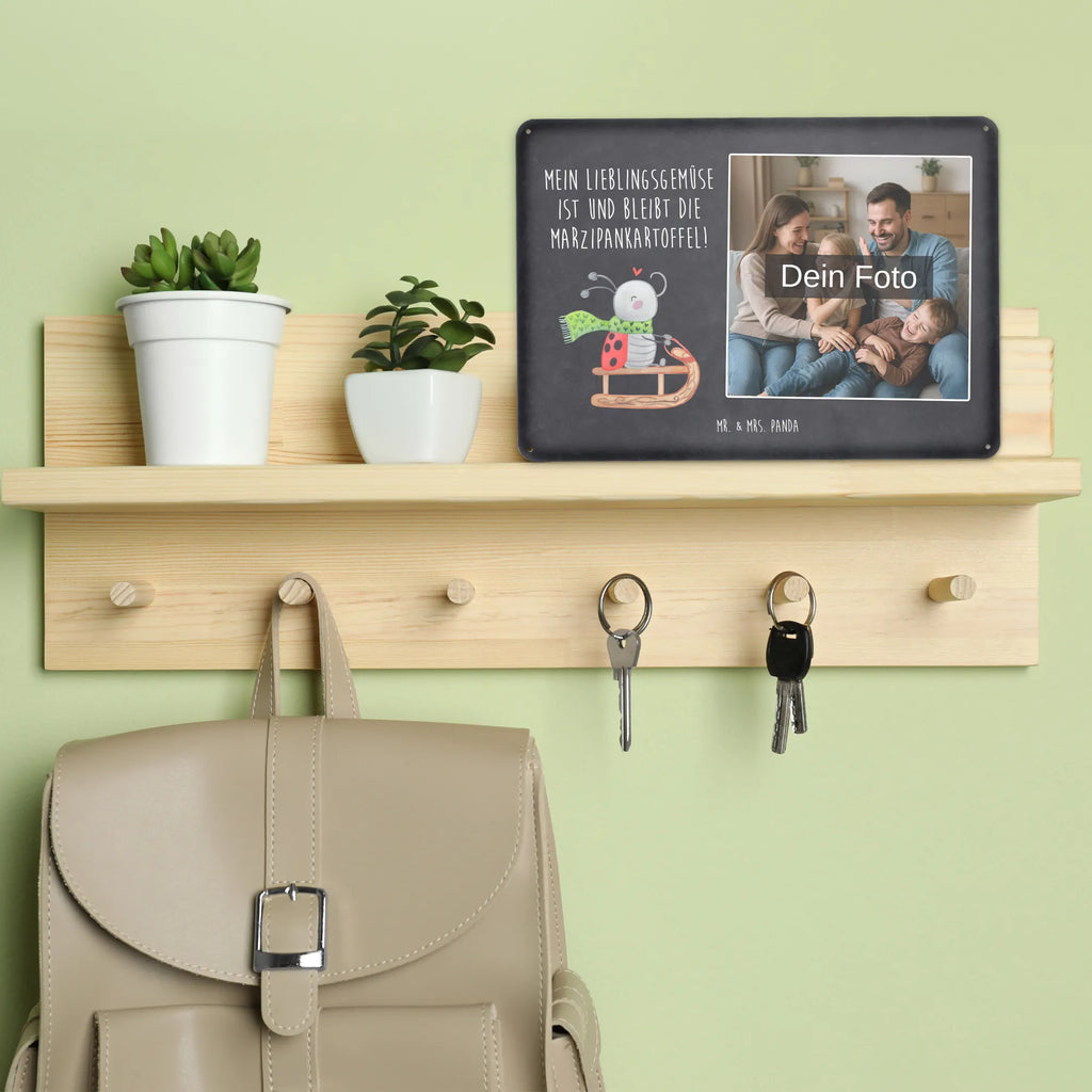 Personalisiertes Foto Blechschild Smörle Rodeln Blechschild Mit Wunschfoto, Blechschild Mit Bild Und Namen, Blechschild Zum Aufhängen Mit Foto, Wandschild Mit Foto, Nostalgieschild Mit Foto, Türschild Mit Bild, Blechschild Mit Eigenem Bild, Blechschild Als Geschenk Mit Bild, Blechschild Für Frauen Mit Bild, Spruchschild Mit Foto, Blechschild Mit Foto, Metallschild Mit Foto, Blechschild Für Garten Mit Foto, Blechschild Für Freunde Mit Wunschfoto, Blechschild Handgemacht Mit Foto, Metallschild Mit Wunschfoto, Vintage Blechschild Mit Wunschfoto, Retro Blechschild Mit Bild, Lustiges Blechschild Mit Foto, Blechschild Für Balkon Mit Wunschbild, Personalisierbares Blechschild Mit Foto, Foto-Blechschild Für Zuhause, Blechschild Wohnzimmer Mit Bild, Blechschild Mit Fotodruck, Blechschild Zum Hinstellen Mit Bild, Personalisierte Wanddeko Aus Metall Mit Foto, Blechschild Küche Mit Foto, Blechschild Für Männer Mit Foto, Dekoschild Metall Mit Foto, Design Blechschild Mit Bild, Winter, Weihnachten, Weihnachtsdeko, Nikolaus, Advent, Heiligabend, Wintermotiv, Schlittenfahren, Smörle, Marzipan