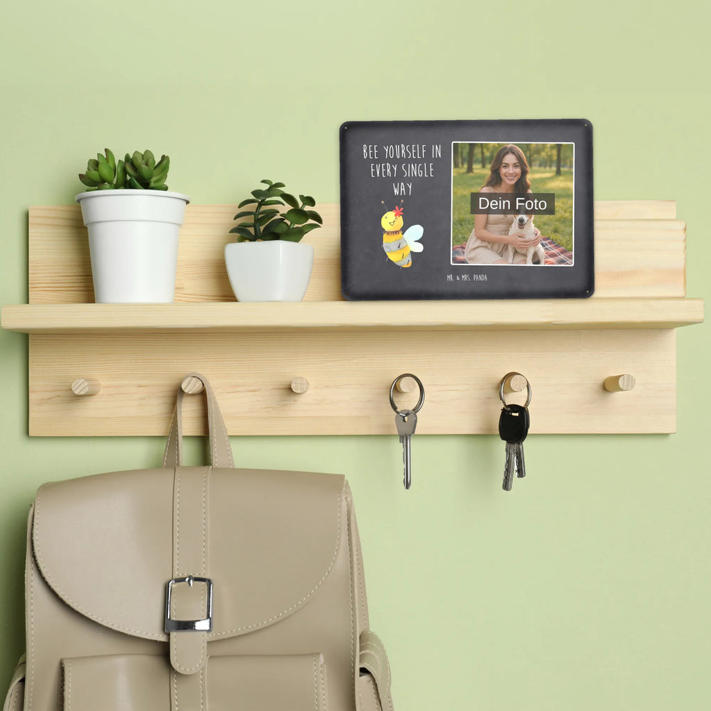 Personalisiertes Foto Blechschild Biene Blume Blechschild Mit Fotodruck, Lustiges Blechschild Mit Foto, Blechschild Handgemacht Mit Foto, Design Blechschild Mit Bild, Blechschild Wohnzimmer Mit Bild, Spruchschild Mit Foto, Blechschild Mit Eigenem Bild, Wandschild Mit Foto, Blechschild Als Geschenk Mit Bild, Nostalgieschild Mit Foto, Foto-Blechschild Für Zuhause, Blechschild Küche Mit Foto, Blechschild Für Balkon Mit Wunschbild, Blechschild Für Frauen Mit Bild, Personalisierbares Blechschild Mit Foto, Blechschild Für Freunde Mit Wunschfoto, Blechschild Zum Hinstellen Mit Bild, Retro Blechschild Mit Bild, Dekoschild Metall Mit Foto, Blechschild Für Garten Mit Foto, Metallschild Mit Foto, Blechschild Mit Foto, Metallschild Mit Wunschfoto, Blechschild Mit Wunschfoto, Blechschild Zum Aufhängen Mit Foto, Blechschild Für Männer Mit Foto, Vintage Blechschild Mit Wunschfoto, Blechschild Mit Bild Und Namen, Personalisierte Wanddeko Aus Metall Mit Foto, Türschild Mit Bild, Biene, Wespe, Hummel