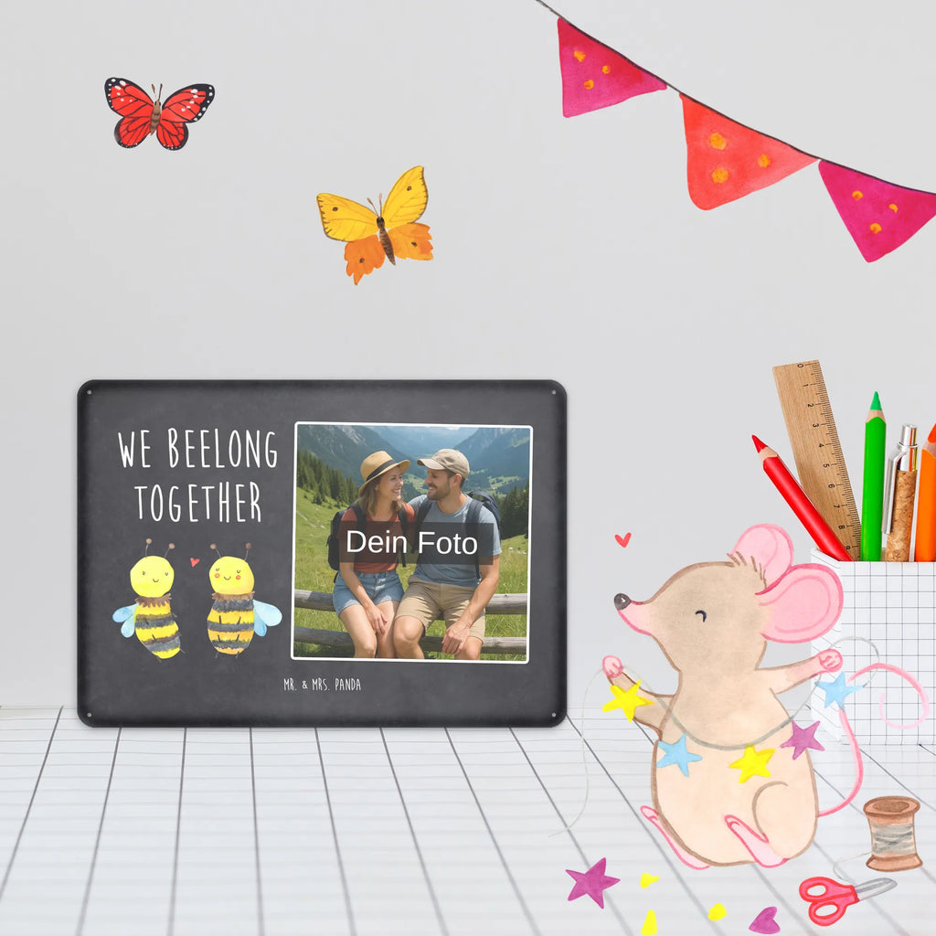 Personalisiertes Foto Blechschild Biene Verliebt Personalisierbares Blechschild Mit Foto, Dekoschild Metall Mit Foto, Metallschild Mit Wunschfoto, Spruchschild Mit Foto, Blechschild Mit Wunschfoto, Blechschild Handgemacht Mit Foto, Foto-Blechschild Für Zuhause, Wandschild Mit Foto, Design Blechschild Mit Bild, Blechschild Mit Foto, Blechschild Als Geschenk Mit Bild, Blechschild Für Freunde Mit Wunschfoto, Personalisierte Wanddeko Aus Metall Mit Foto, Blechschild Für Frauen Mit Bild, Vintage Blechschild Mit Wunschfoto, Blechschild Wohnzimmer Mit Bild, Retro Blechschild Mit Bild, Blechschild Zum Aufhängen Mit Foto, Blechschild Für Männer Mit Foto, Blechschild Für Garten Mit Foto, Metallschild Mit Foto, Blechschild Küche Mit Foto, Türschild Mit Bild, Blechschild Mit Eigenem Bild, Blechschild Für Balkon Mit Wunschbild, Blechschild Mit Fotodruck, Blechschild Zum Hinstellen Mit Bild, Lustiges Blechschild Mit Foto, Nostalgieschild Mit Foto, Blechschild Mit Bild Und Namen, Biene, Wespe, Hummel