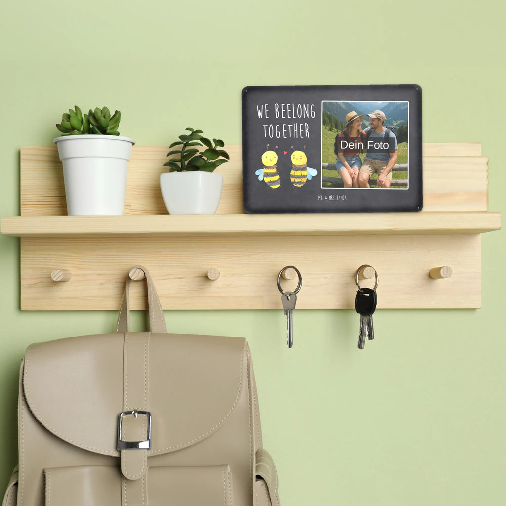 Personalisiertes Foto Blechschild Biene Verliebt Personalisierbares Blechschild Mit Foto, Dekoschild Metall Mit Foto, Metallschild Mit Wunschfoto, Spruchschild Mit Foto, Blechschild Mit Wunschfoto, Blechschild Handgemacht Mit Foto, Foto-Blechschild Für Zuhause, Wandschild Mit Foto, Design Blechschild Mit Bild, Blechschild Mit Foto, Blechschild Als Geschenk Mit Bild, Blechschild Für Freunde Mit Wunschfoto, Personalisierte Wanddeko Aus Metall Mit Foto, Blechschild Für Frauen Mit Bild, Vintage Blechschild Mit Wunschfoto, Blechschild Wohnzimmer Mit Bild, Retro Blechschild Mit Bild, Blechschild Zum Aufhängen Mit Foto, Blechschild Für Männer Mit Foto, Blechschild Für Garten Mit Foto, Metallschild Mit Foto, Blechschild Küche Mit Foto, Türschild Mit Bild, Blechschild Mit Eigenem Bild, Blechschild Für Balkon Mit Wunschbild, Blechschild Mit Fotodruck, Blechschild Zum Hinstellen Mit Bild, Lustiges Blechschild Mit Foto, Nostalgieschild Mit Foto, Blechschild Mit Bild Und Namen, Biene, Wespe, Hummel