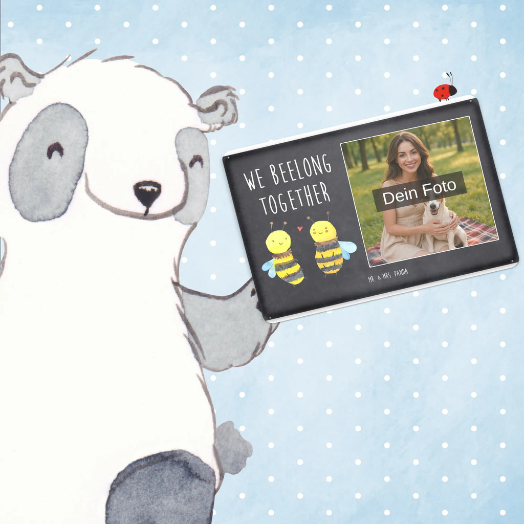 Personalisiertes Foto Blechschild Biene Verliebt Personalisierbares Blechschild Mit Foto, Dekoschild Metall Mit Foto, Metallschild Mit Wunschfoto, Spruchschild Mit Foto, Blechschild Mit Wunschfoto, Blechschild Handgemacht Mit Foto, Foto-Blechschild Für Zuhause, Wandschild Mit Foto, Design Blechschild Mit Bild, Blechschild Mit Foto, Blechschild Als Geschenk Mit Bild, Blechschild Für Freunde Mit Wunschfoto, Personalisierte Wanddeko Aus Metall Mit Foto, Blechschild Für Frauen Mit Bild, Vintage Blechschild Mit Wunschfoto, Blechschild Wohnzimmer Mit Bild, Retro Blechschild Mit Bild, Blechschild Zum Aufhängen Mit Foto, Blechschild Für Männer Mit Foto, Blechschild Für Garten Mit Foto, Metallschild Mit Foto, Blechschild Küche Mit Foto, Türschild Mit Bild, Blechschild Mit Eigenem Bild, Blechschild Für Balkon Mit Wunschbild, Blechschild Mit Fotodruck, Blechschild Zum Hinstellen Mit Bild, Lustiges Blechschild Mit Foto, Nostalgieschild Mit Foto, Blechschild Mit Bild Und Namen, Biene, Wespe, Hummel