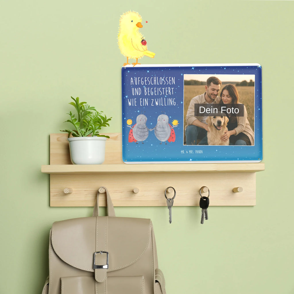 Spersonalizowany metalowy szyld ze zdjęciem znak zodiaku Bliźniak Vintage Blechschild Mit Wunschfoto, Blechschild Handgemacht Mit Foto, Metallschild Mit Foto, Blechschild Wohnzimmer Mit Bild, Blechschild Mit Wunschfoto, Design Blechschild Mit Bild, Blechschild Zum Hinstellen Mit Bild, Spruchschild Mit Foto, Metallschild Mit Wunschfoto, Blechschild Für Männer Mit Foto, Wandschild Mit Foto, Lustiges Blechschild Mit Foto, Personalisierte Wanddeko Aus Metall Mit Foto, Personalisierbares Blechschild Mit Foto, Blechschild Für Freunde Mit Wunschfoto, Blechschild Für Balkon Mit Wunschbild, Blechschild Mit Foto, Foto-Blechschild Für Zuhause, Blechschild Mit Eigenem Bild, Blechschild Als Geschenk Mit Bild, Retro Blechschild Mit Bild, Türschild Mit Bild, Blechschild Für Garten Mit Foto, Blechschild Küche Mit Foto, Blechschild Mit Bild Und Namen, Nostalgieschild Mit Foto, Blechschild Für Frauen Mit Bild, Blechschild Zum Aufhängen Mit Foto, Blechschild Mit Fotodruck, Dekoschild Metall Mit Foto, Tierkreiszeichen, Sternzeichen, Horoskop, Astrologie, Aszendent, Glückskäfer, Zwillinge, Geschenk Juni, Zwilling Sternzeichen, Zwillingsbruder, Zwillingsschwester, Marienkäfer, Geschenk Mai, Zwilling Geschenk, Geburtstag Mai