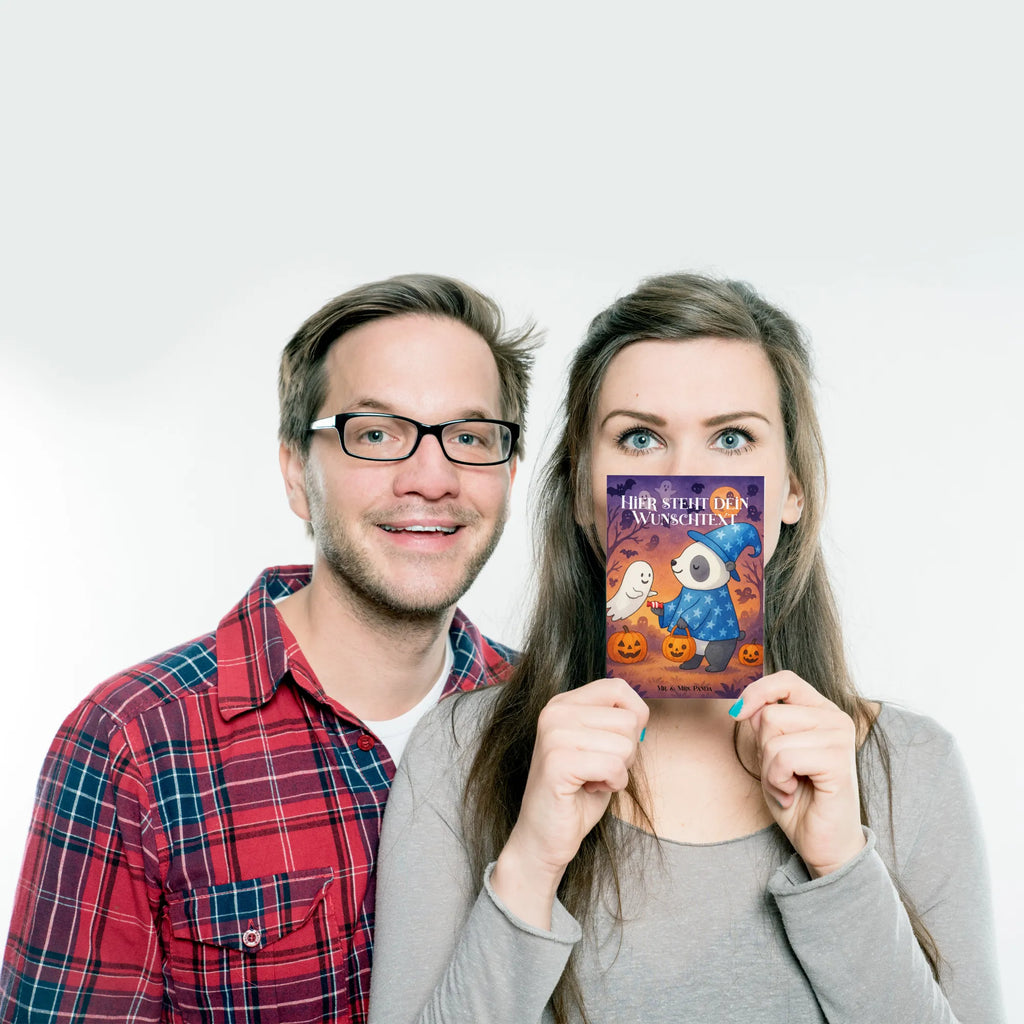 Personalisierte Postkarte Panda Zauberer Design Karte mit Namen, Einladung mit Wunschtext, Grußkarte mit Wunschtext, Ansichtskarte mit Wunschtext, Geschenkkarte mit Namen, Grußkarte mit Namen, Geschenkkarte mit Wunschtext, Einladung mit Namen, Postkarte mit Namen, Postkarte personalisierbar, Postkarte bedrucken, Postkarte mit Wunschtext, Ansichtskarte mit Namen, Karte mit Wunschtext, Halloween, Deko, Martinssingen, Dekoration, Geschenke, Schenken, Trick or Treat, Süßes sonst gibt's saures, Gespenst, Halloween Deko, Panda, Zauberer