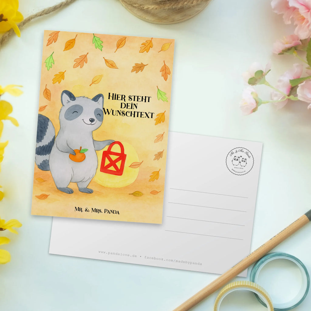 Personalisierte Postkarte Waschbär Laterne Design Ansichtskarte mit Wunschtext, Karte mit Namen, Postkarte bedrucken, Einladung mit Wunschtext, Geschenkkarte mit Wunschtext, Geschenkkarte mit Namen, Ansichtskarte mit Namen, Postkarte mit Wunschtext, Grußkarte mit Wunschtext, Einladung mit Namen, Postkarte mit Namen, Postkarte personalisierbar, Grußkarte mit Namen, Karte mit Wunschtext, Halloween, Deko, Martinssingen, Dekoration, Geschenke, Schenken, Waschbär, Süßes sonst gibt's saures, Herbst, Halloween Deko, Trick or Treat, Laterne