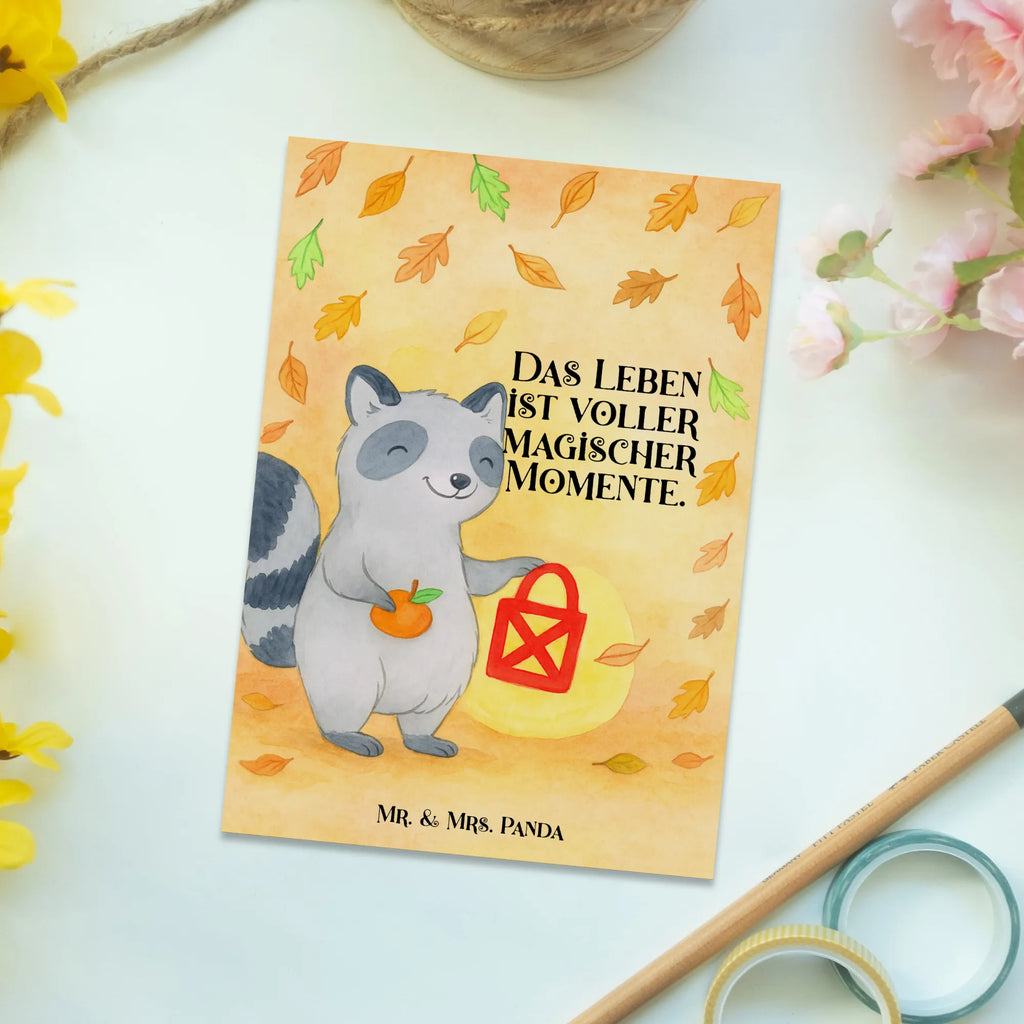 Postkarte Waschbär Laterne Design Postkarte, Karte, Geschenkkarte, Grußkarte, Einladung, Ansichtskarte, Geburtstagskarte, Einladungskarte, Dankeskarte, Ansichtskarten, Einladung Geburtstag, Einladungskarten Geburtstag, Halloween, Deko, Martinssingen, Dekoration, Geschenke, Schenken, Halloween Deko, Trick or Treat, Süßes sonst gibt's saures, Waschbär, Laterne, Herbst